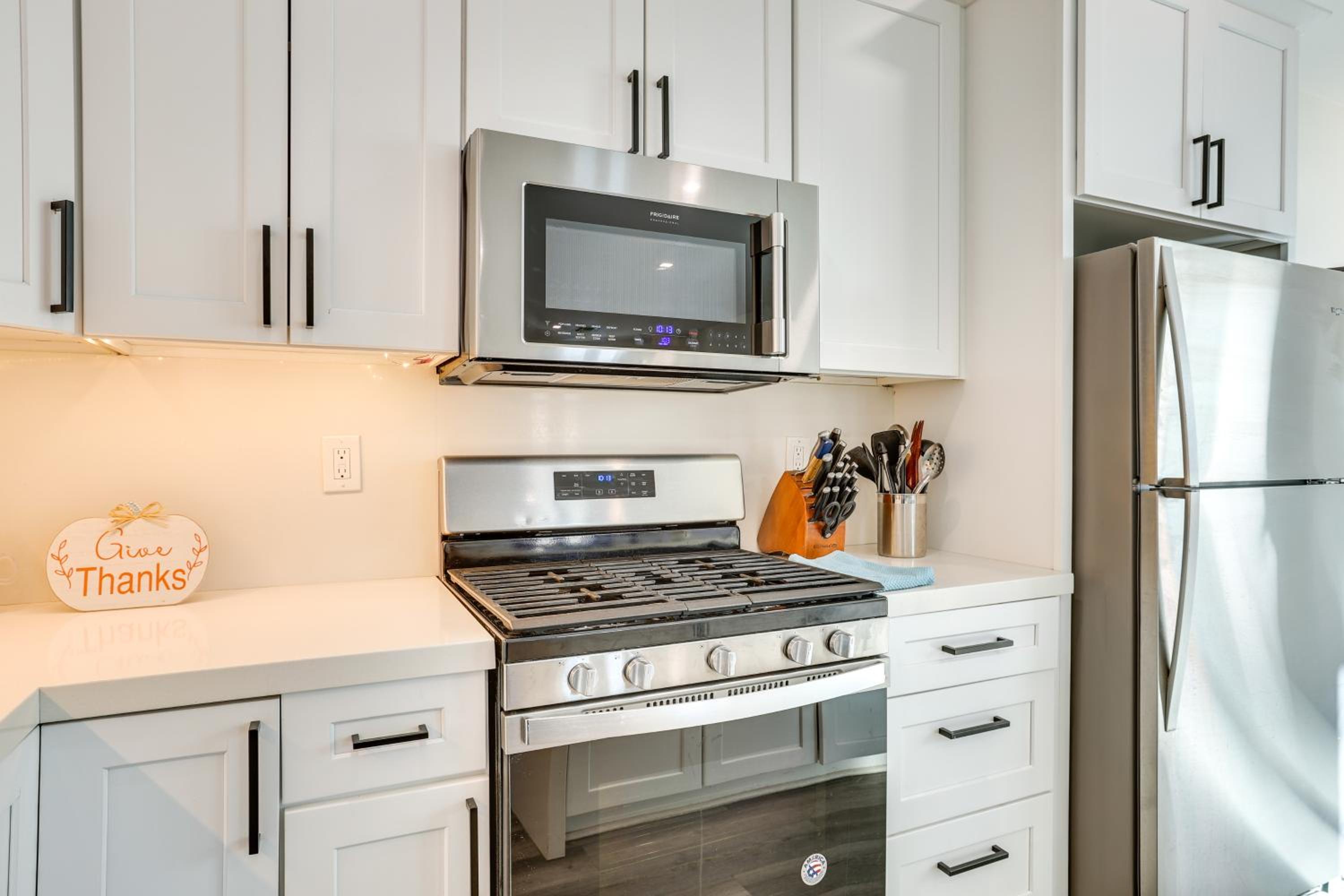 2 Mi to Dtwn Shops and Eats! Phoenix Apartment
