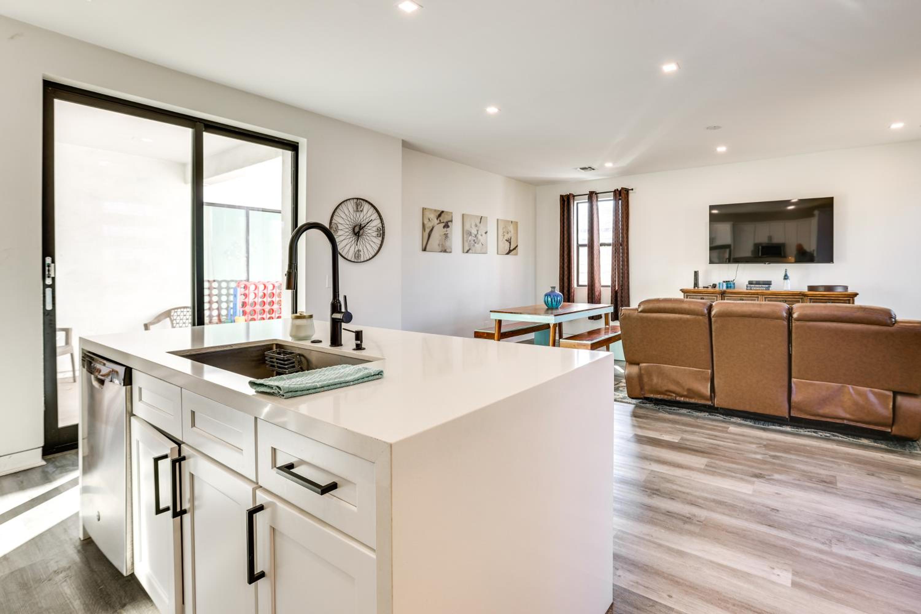 2 Mi to Dtwn Shops and Eats! Phoenix Apartment