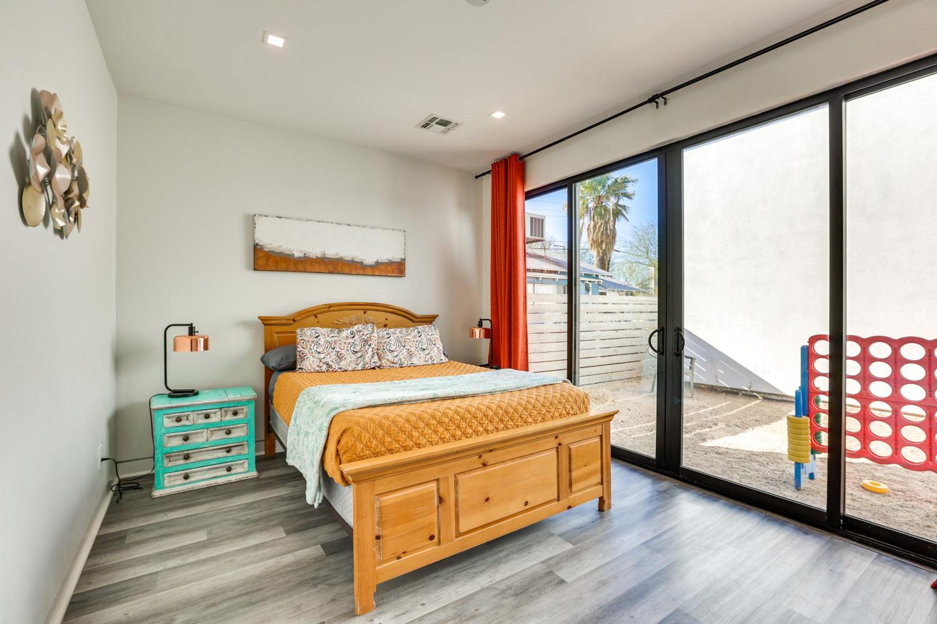 2 Mi to Dtwn Shops and Eats! Phoenix Apartment