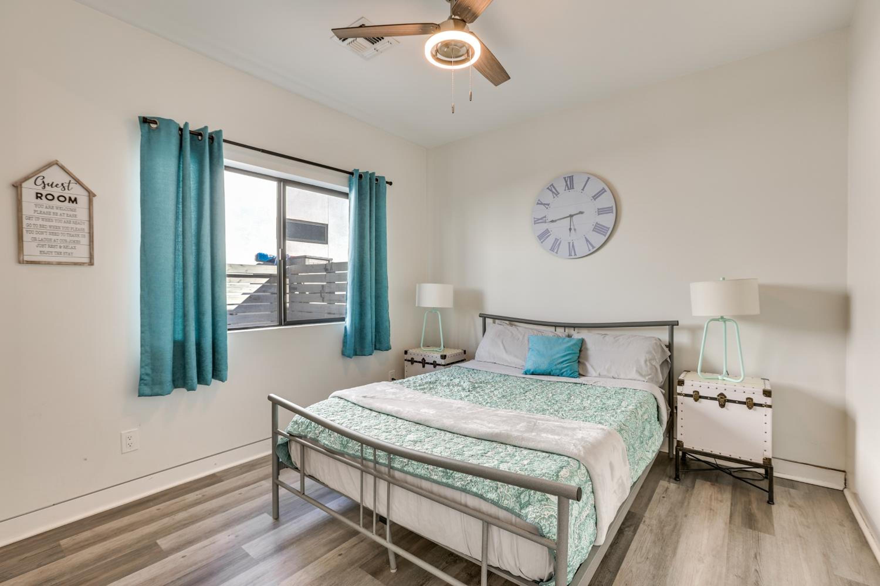 2 Mi to Dtwn Shops and Eats! Phoenix Apartment