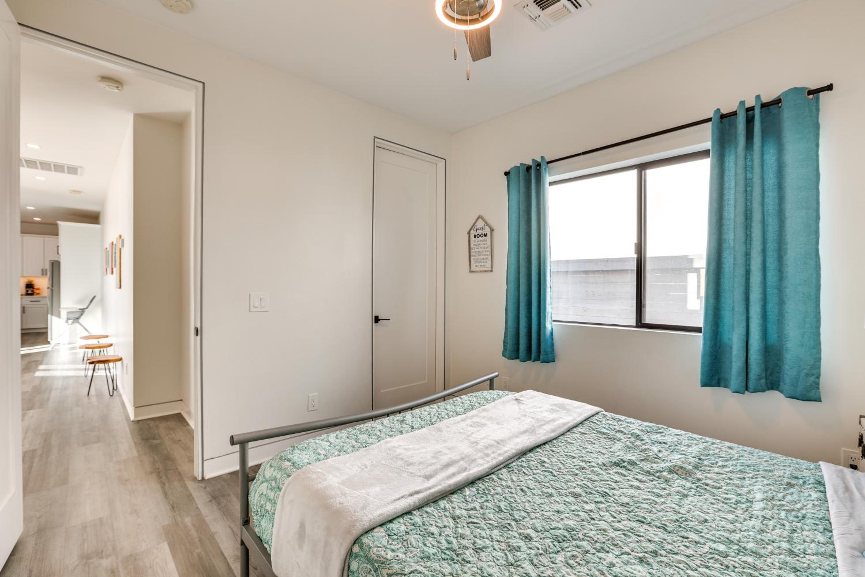 2 Mi to Dtwn Shops and Eats! Phoenix Apartment