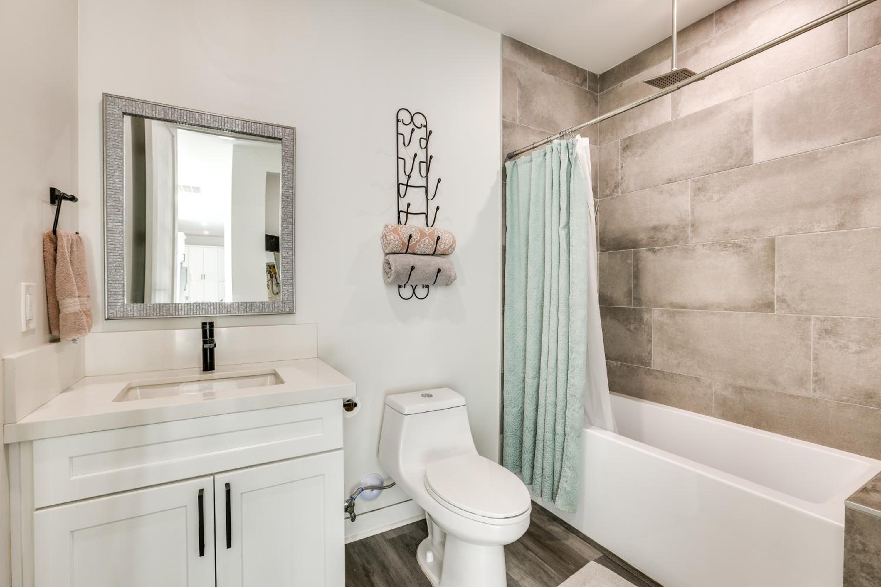 2 Mi to Dtwn Shops and Eats! Phoenix Apartment