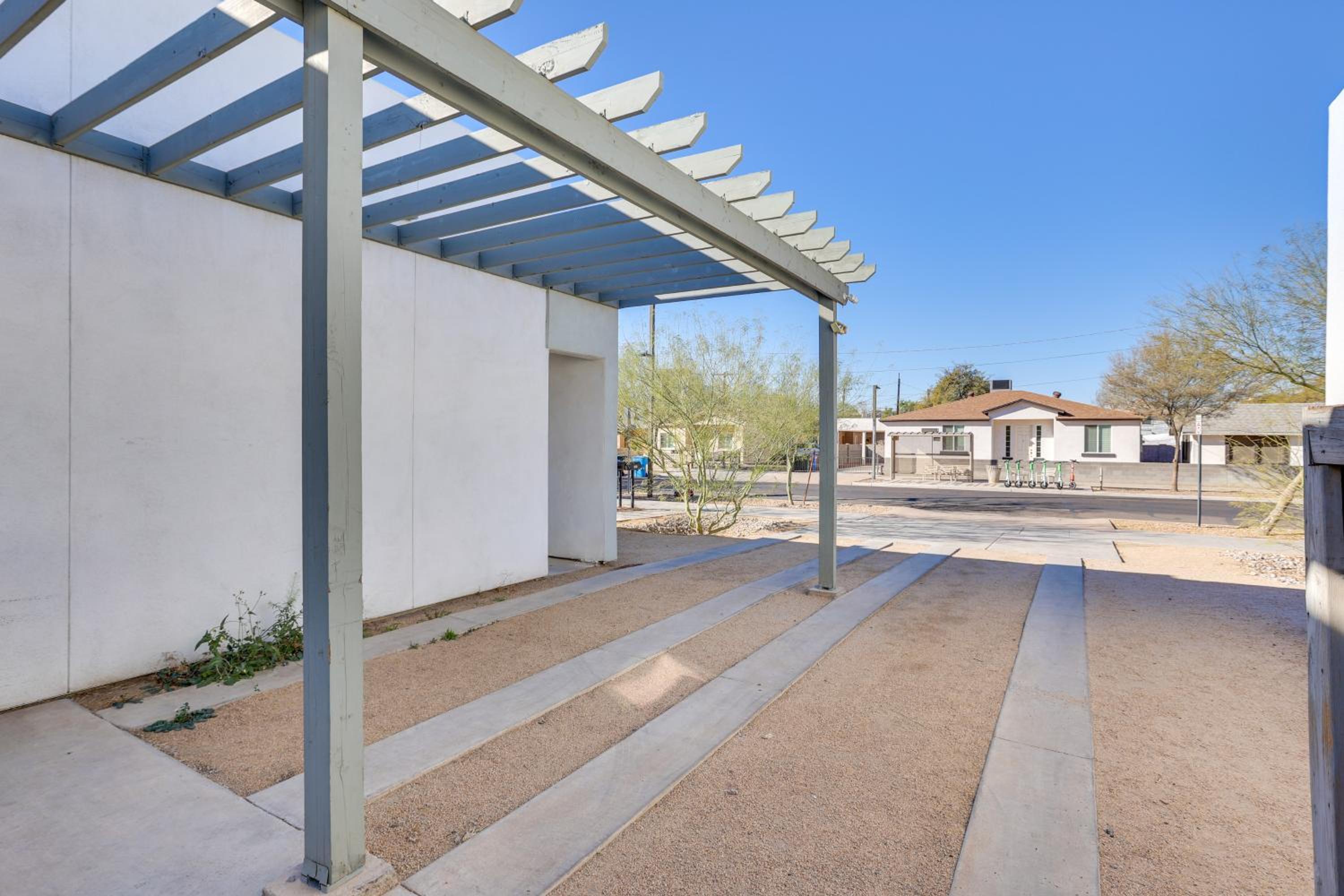 2 Mi to Dtwn Shops and Eats! Phoenix Apartment