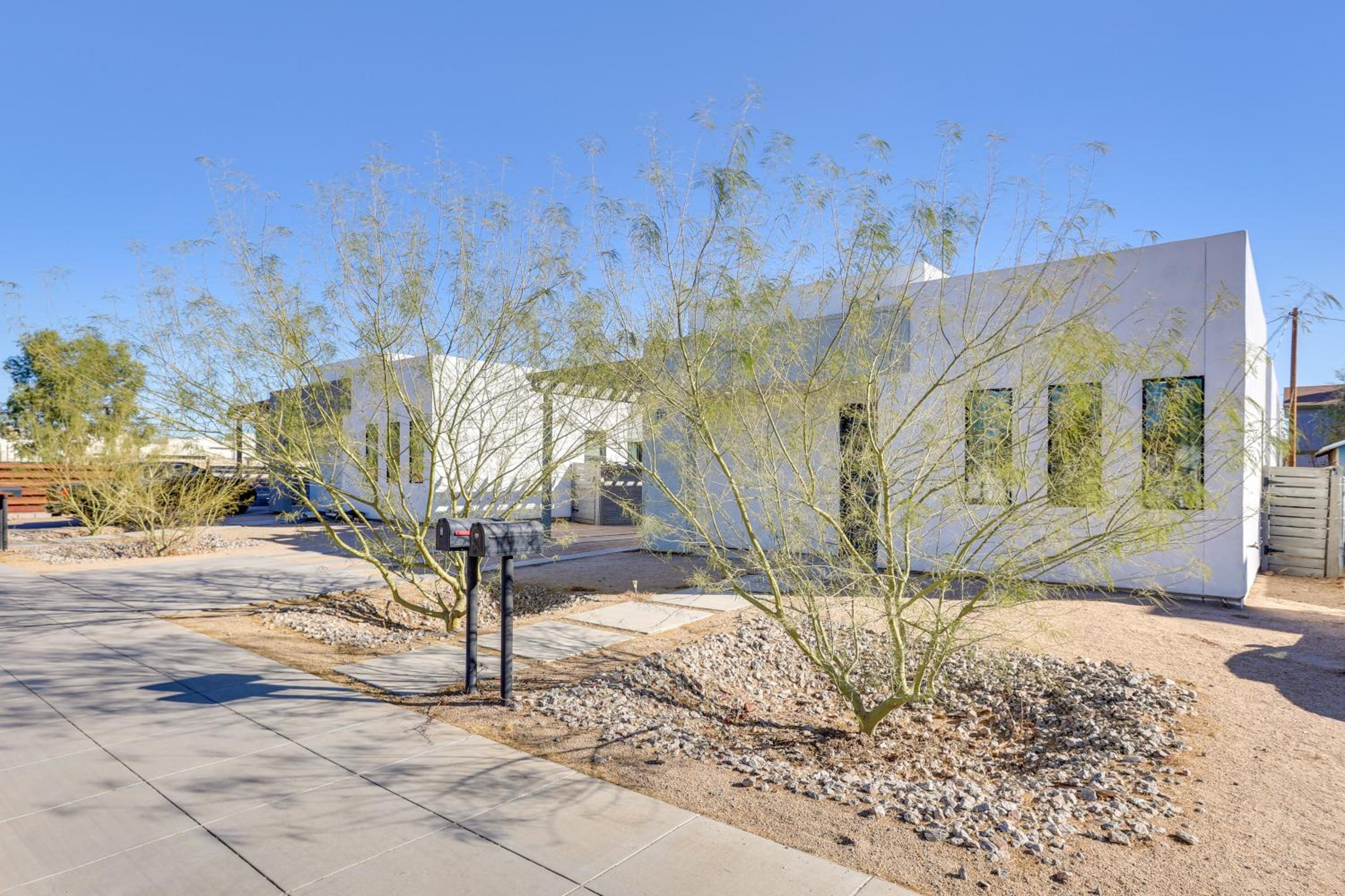 2 Mi to Dtwn Shops and Eats! Phoenix Apartment