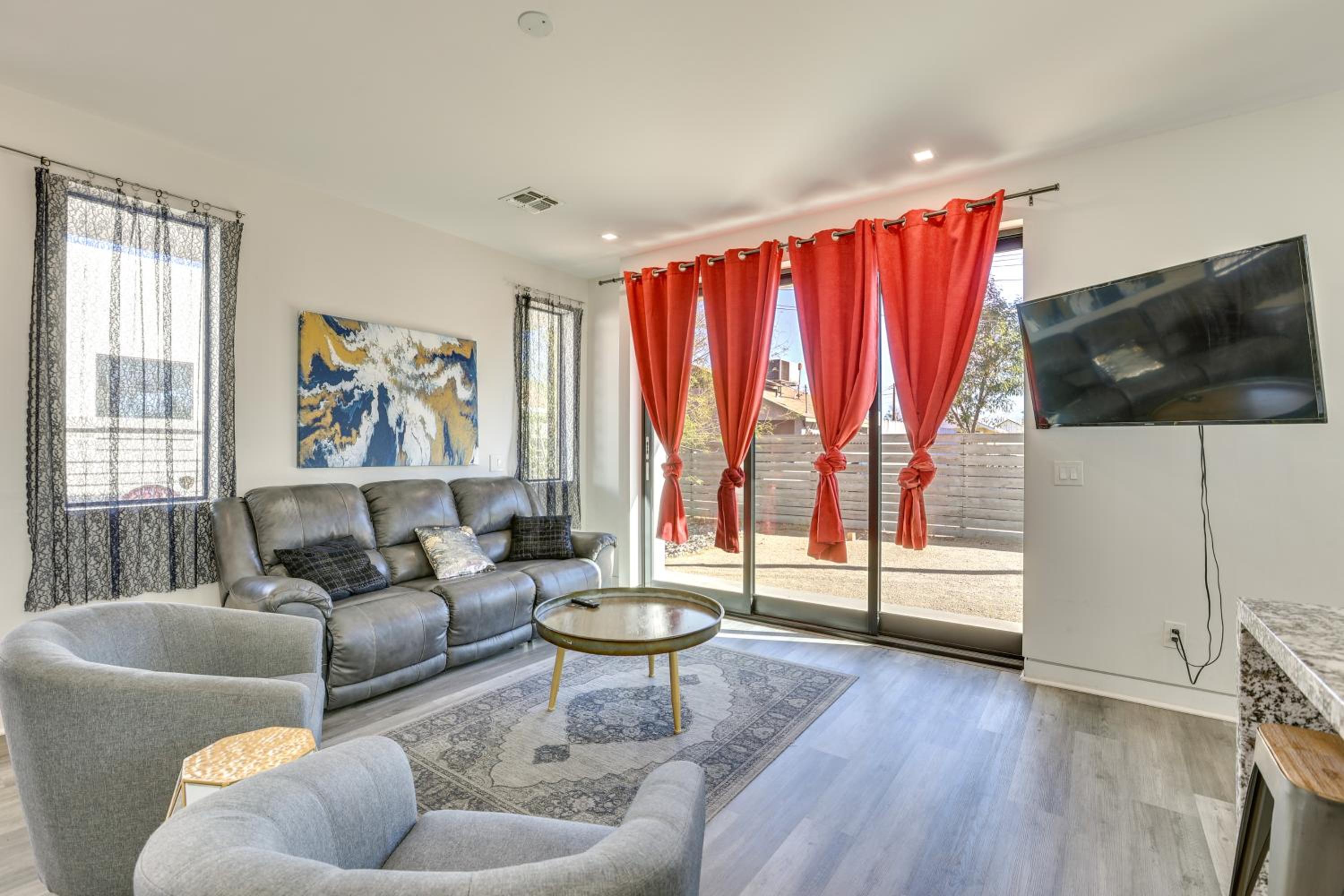 2 Mi to Dtwn Phoenix Sleek Apt with Fenced Yard!