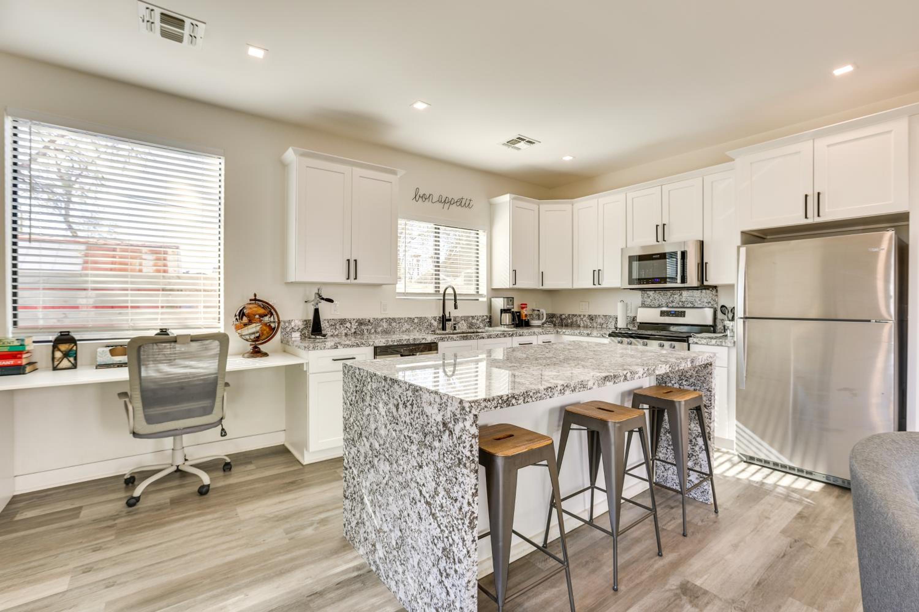 2 Mi to Dtwn Phoenix Sleek Apt with Fenced Yard!