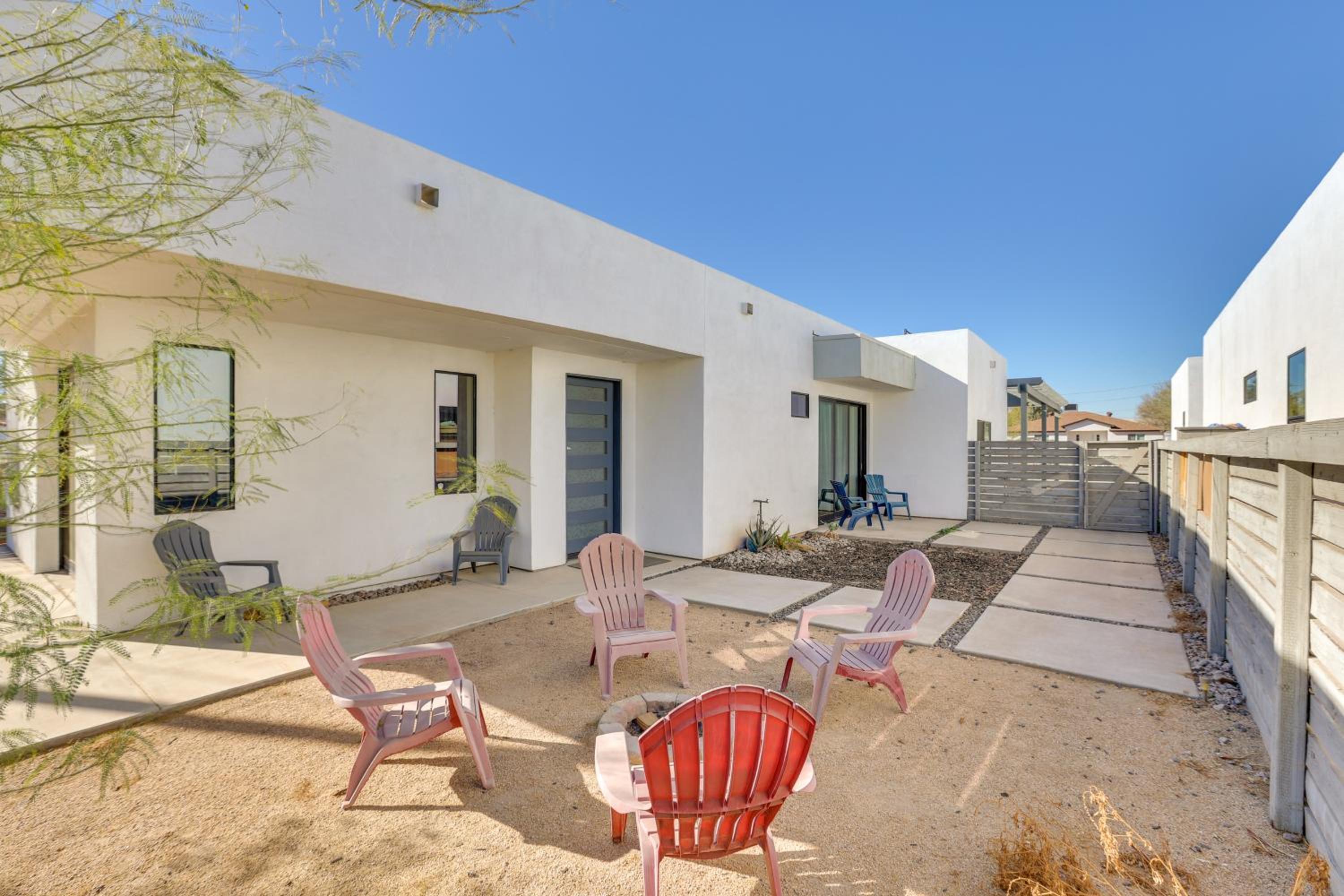 2 Mi to Dtwn Phoenix Sleek Apt with Fenced Yard!