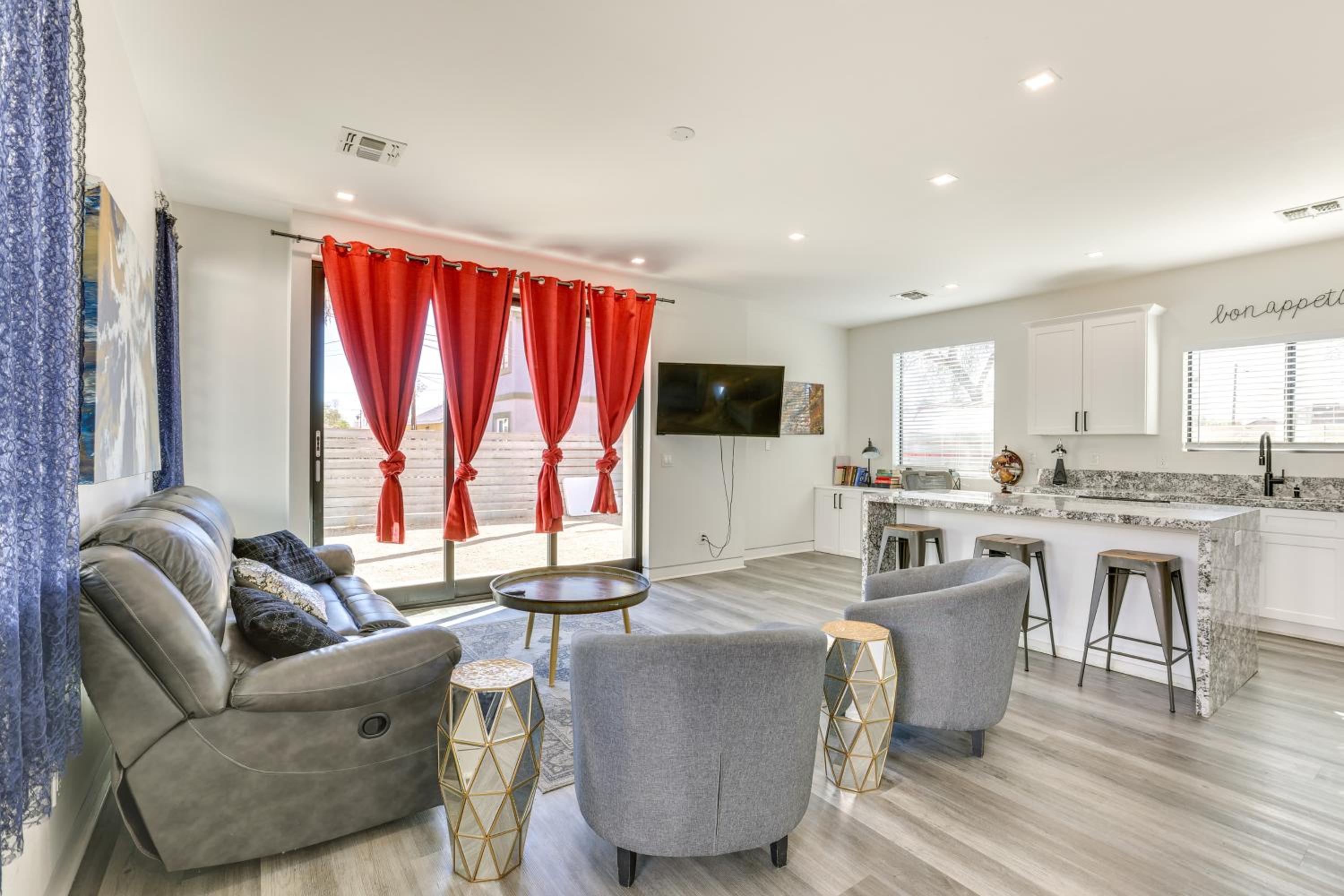 2 Mi to Dtwn Phoenix Sleek Apt with Fenced Yard!