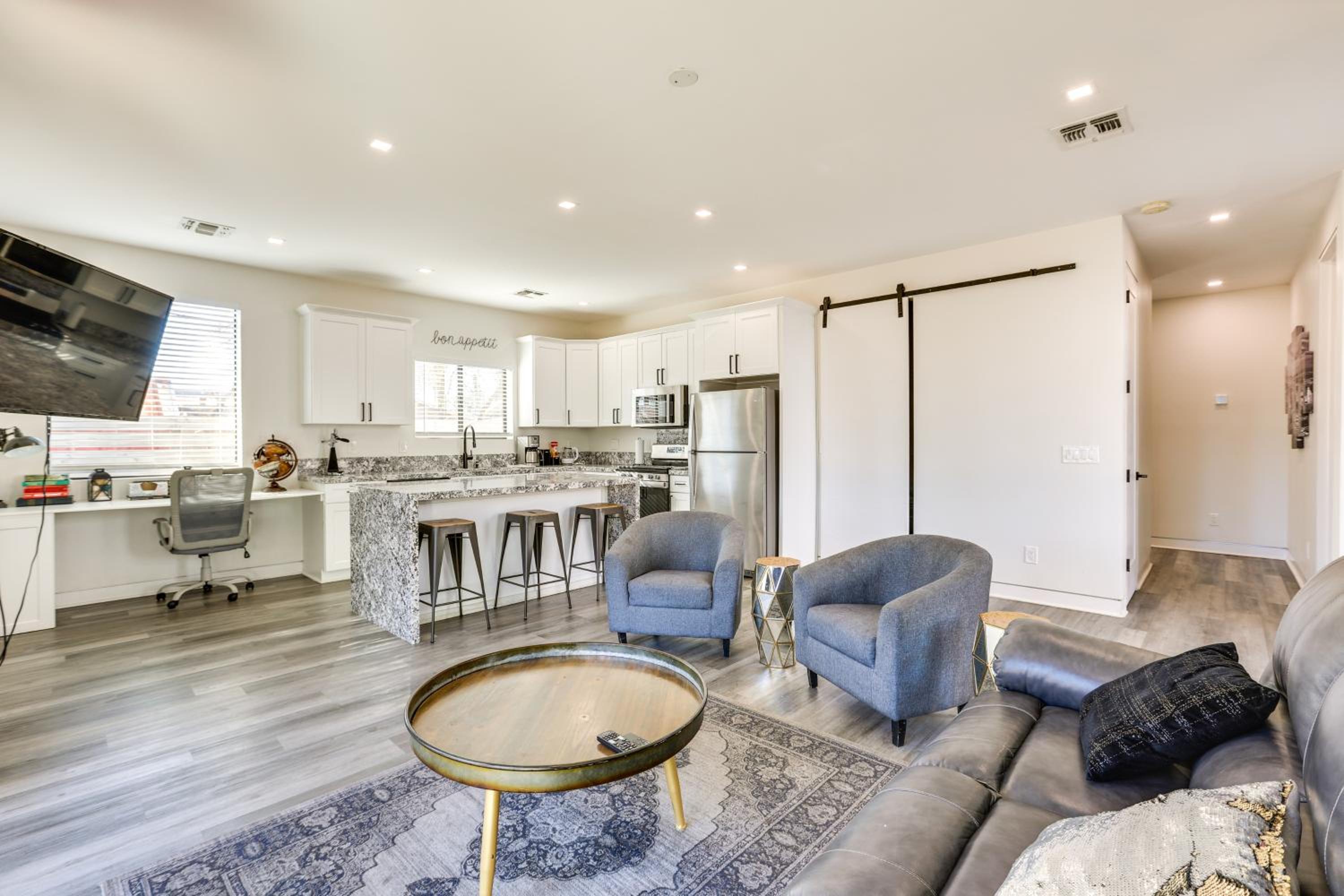 2 Mi to Dtwn Phoenix Sleek Apt with Fenced Yard!