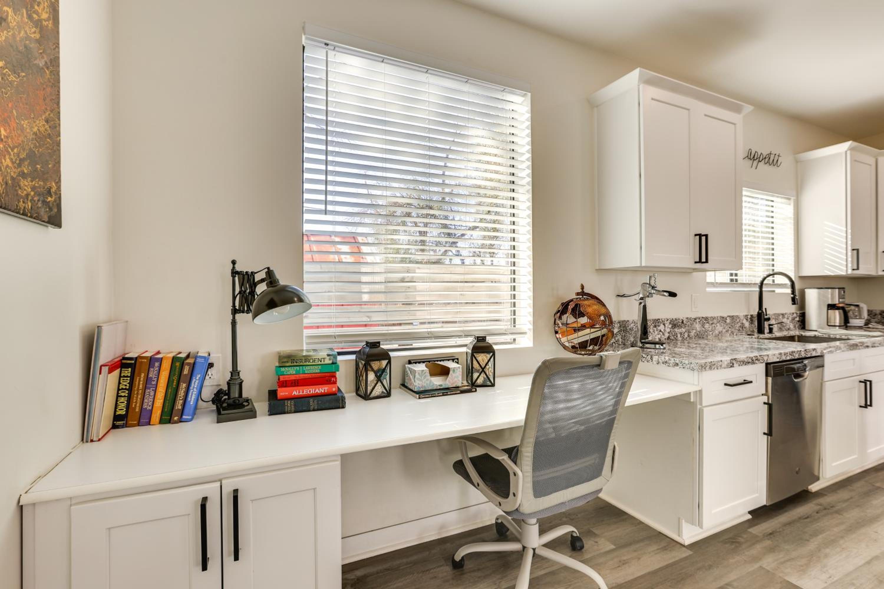 2 Mi to Dtwn Phoenix Sleek Apt with Fenced Yard!