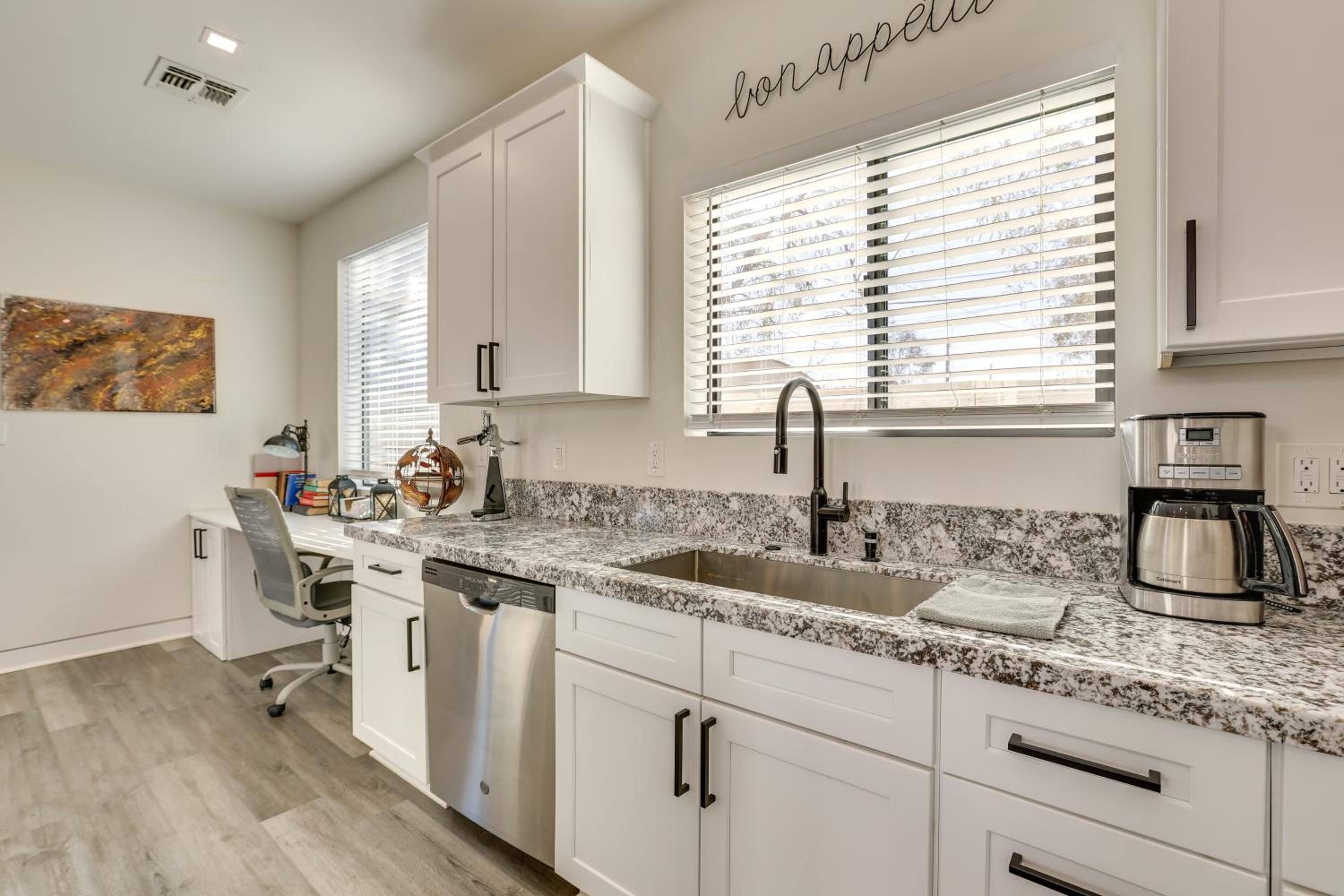 2 Mi to Dtwn Phoenix Sleek Apt with Fenced Yard!