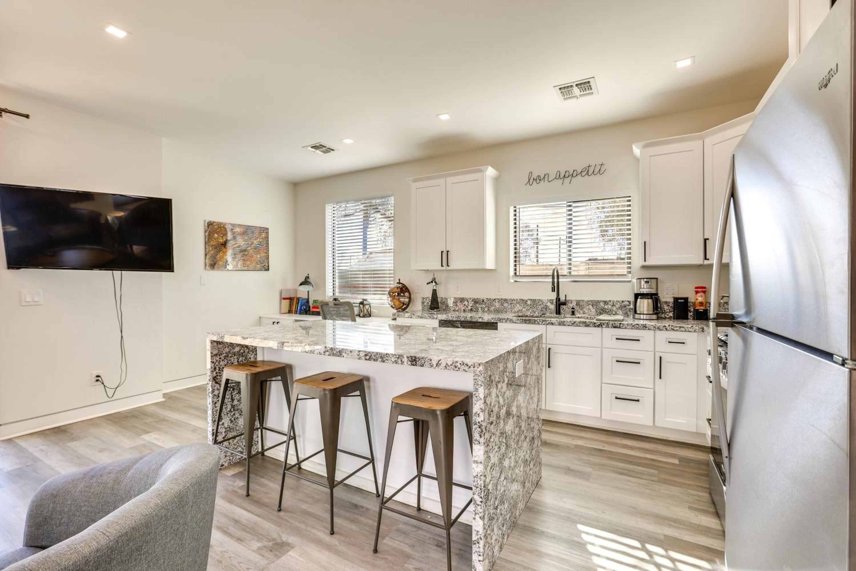 2 Mi to Dtwn Phoenix Sleek Apt with Fenced Yard!