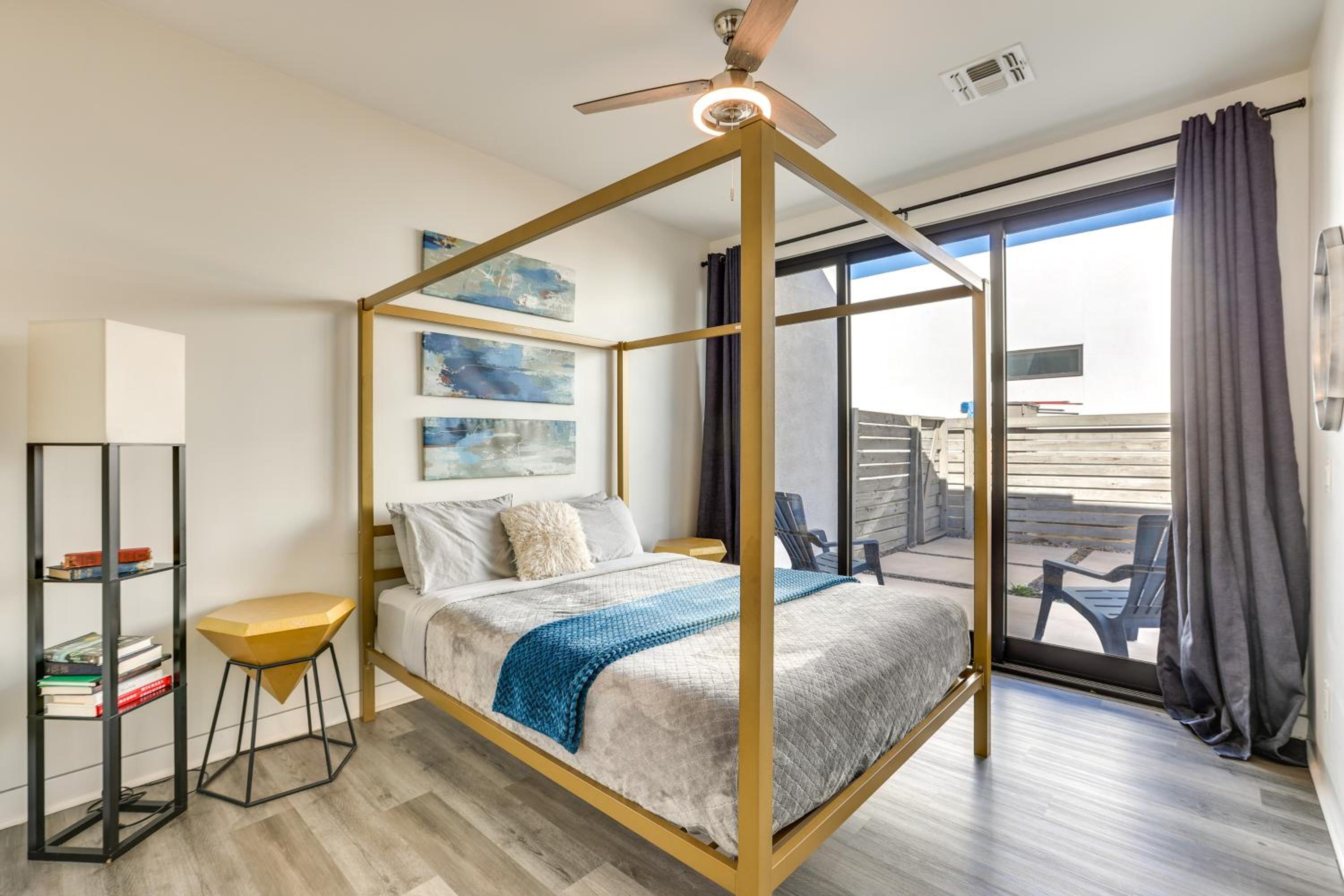2 Mi to Dtwn Phoenix Sleek Apt with Fenced Yard!