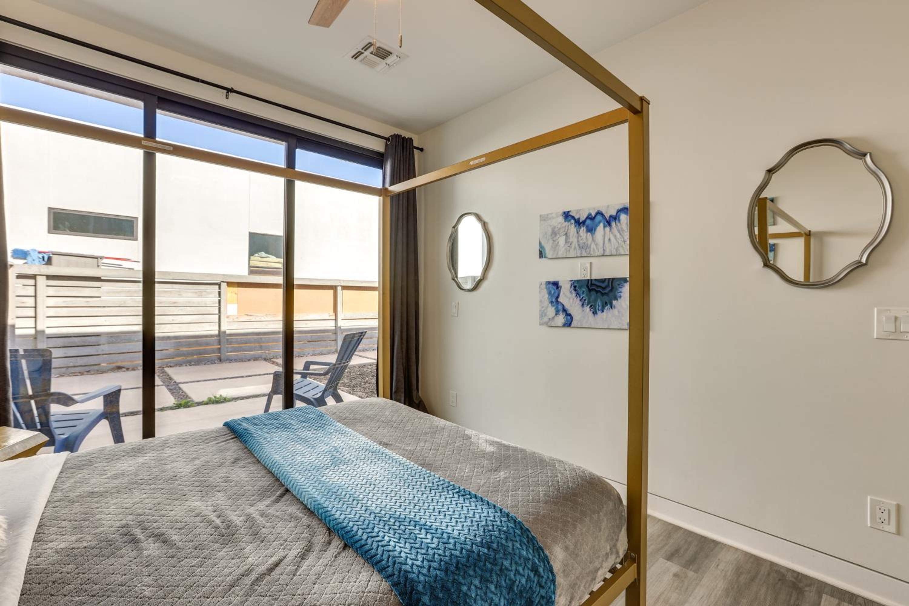 2 Mi to Dtwn Phoenix Sleek Apt with Fenced Yard!