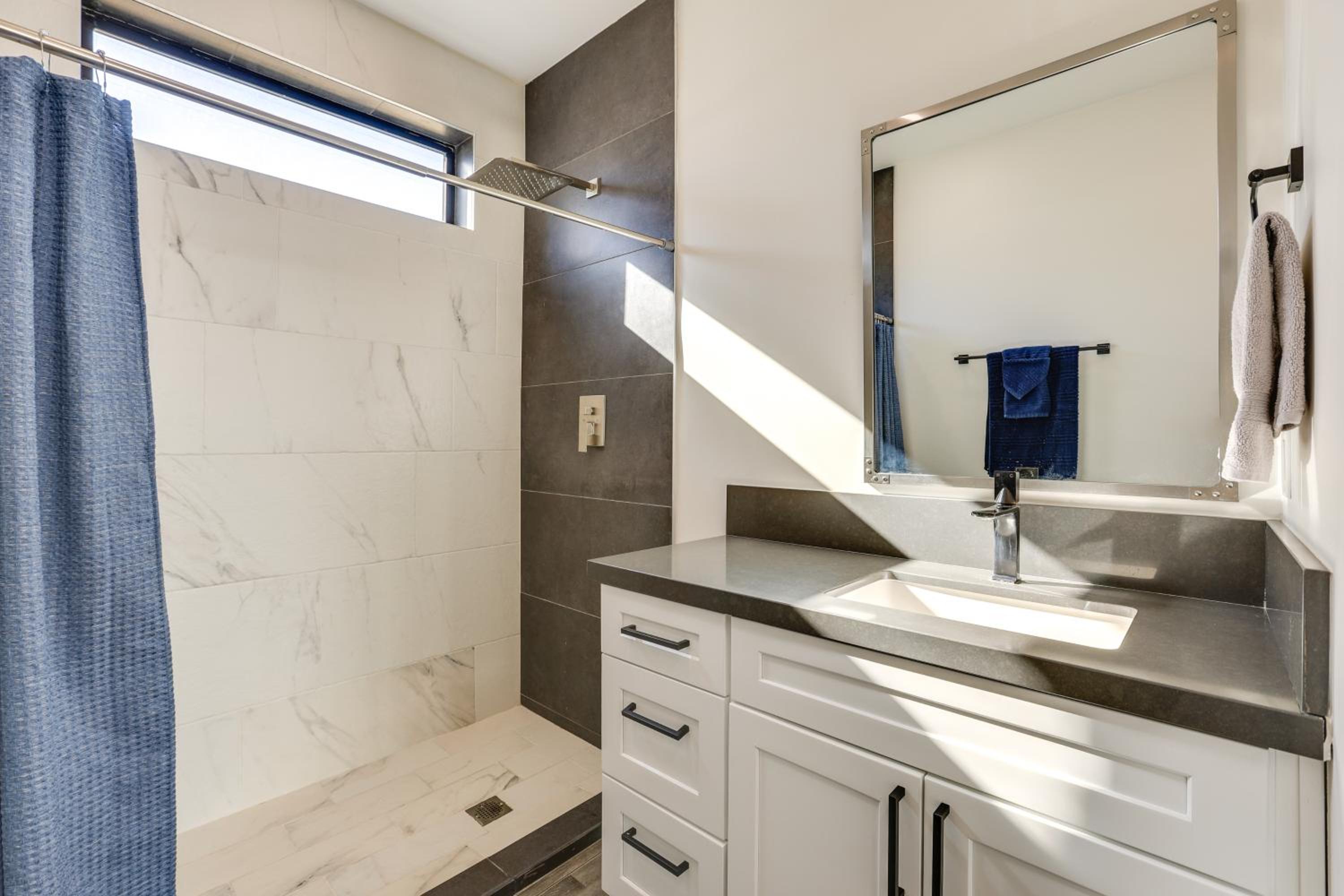 2 Mi to Dtwn Phoenix Sleek Apt with Fenced Yard!