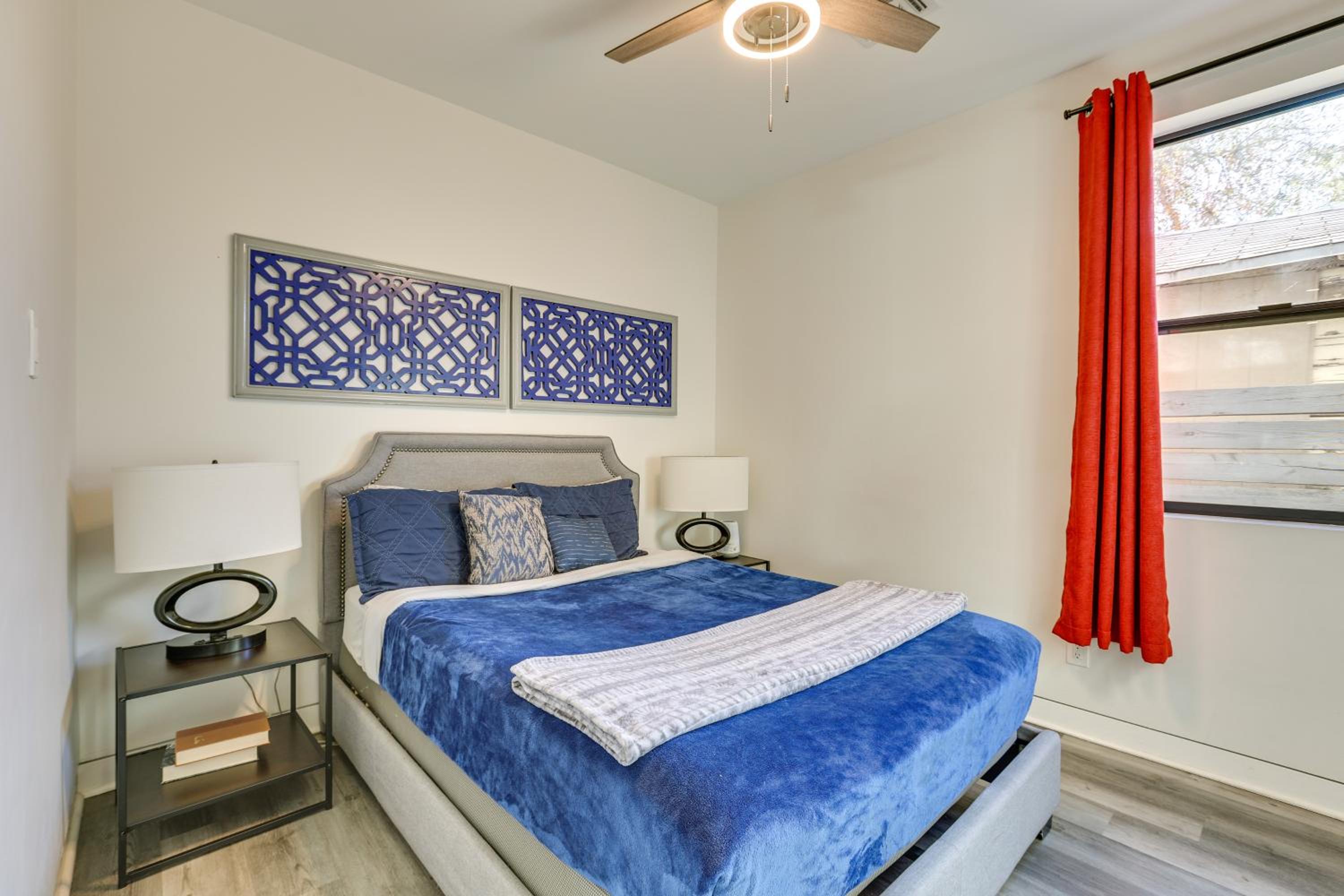 2 Mi to Dtwn Phoenix Sleek Apt with Fenced Yard!