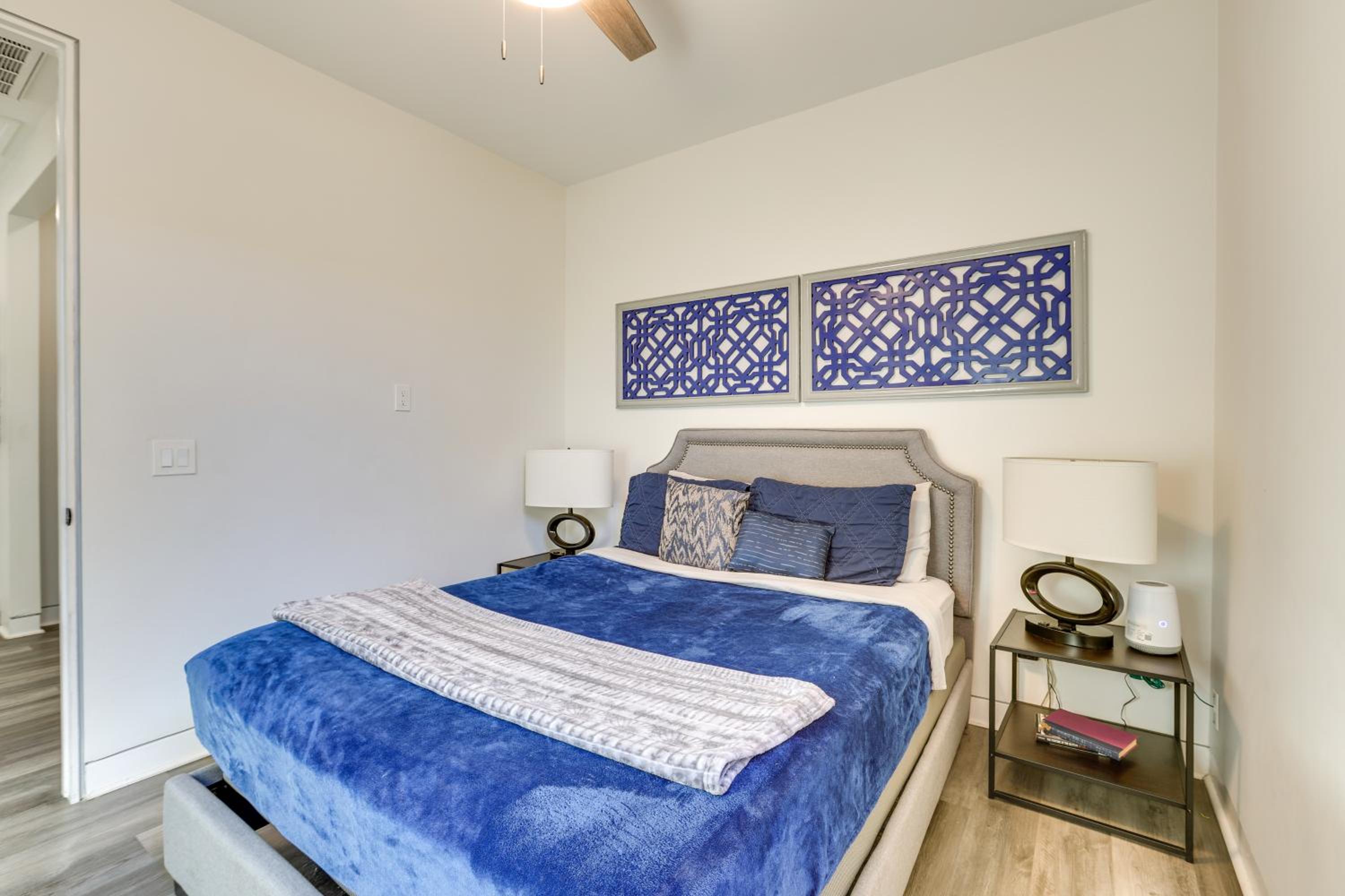 2 Mi to Dtwn Phoenix Sleek Apt with Fenced Yard!