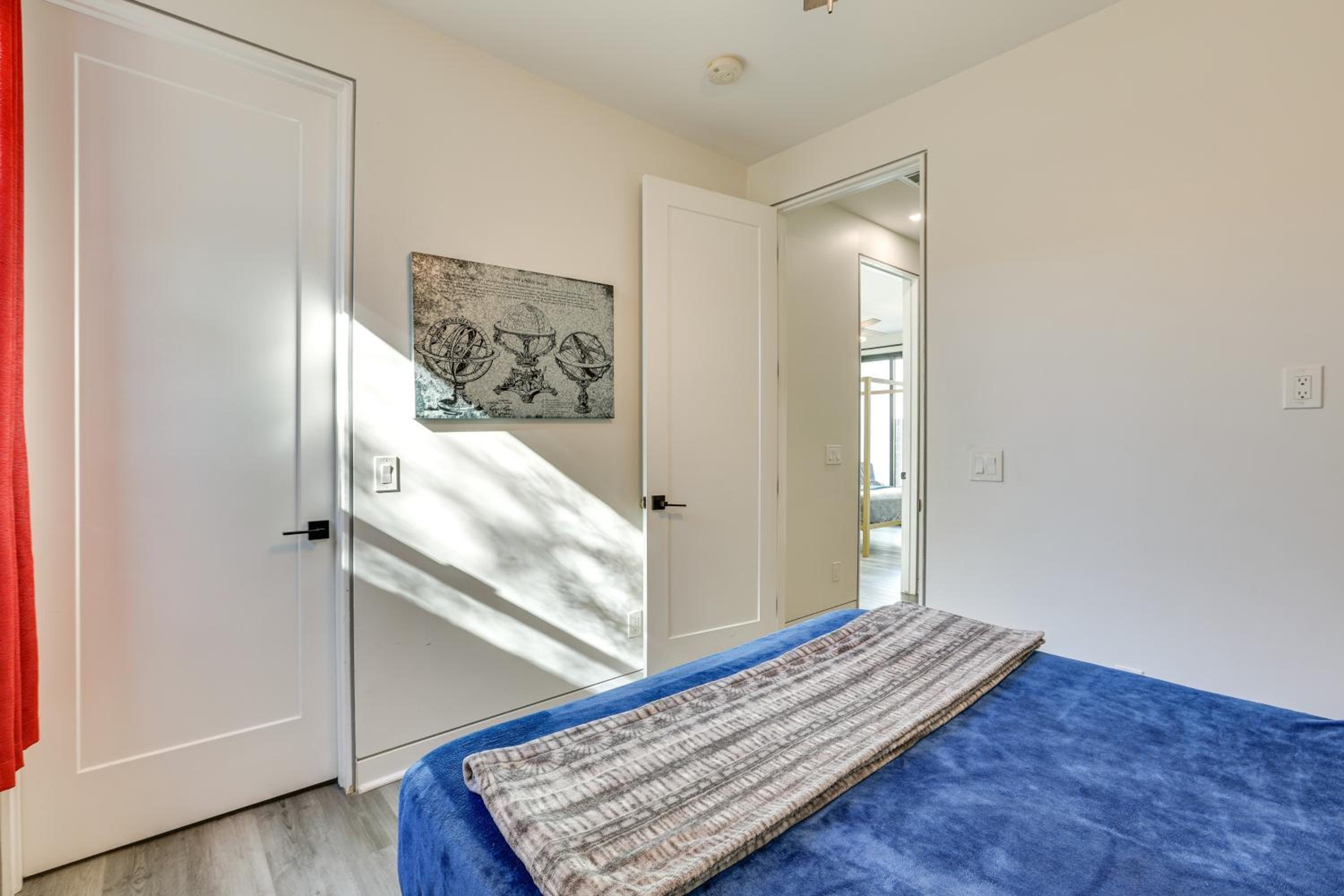 2 Mi to Dtwn Phoenix Sleek Apt with Fenced Yard!