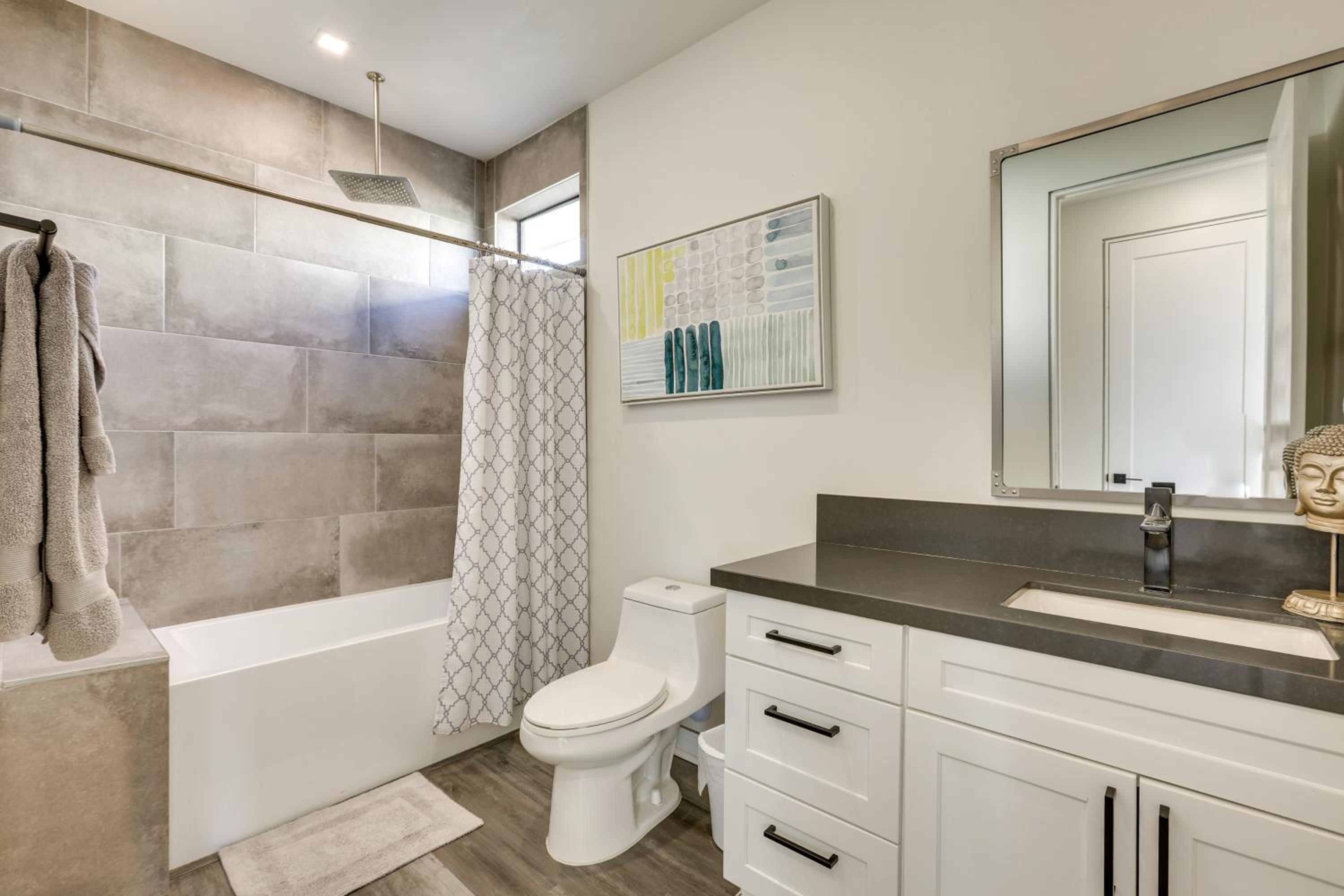 2 Mi to Dtwn Phoenix Sleek Apt with Fenced Yard!