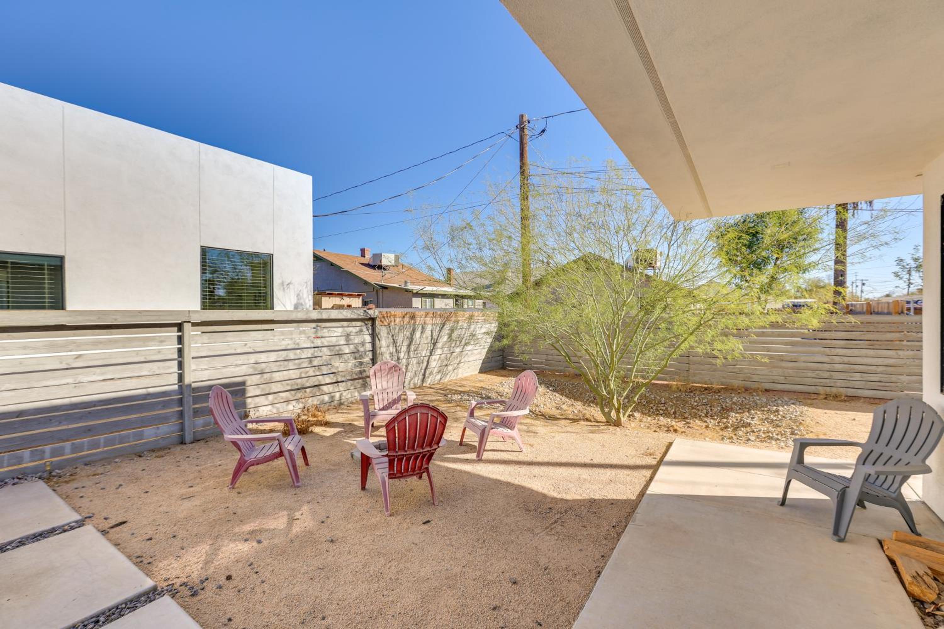 2 Mi to Dtwn Phoenix Sleek Apt with Fenced Yard!