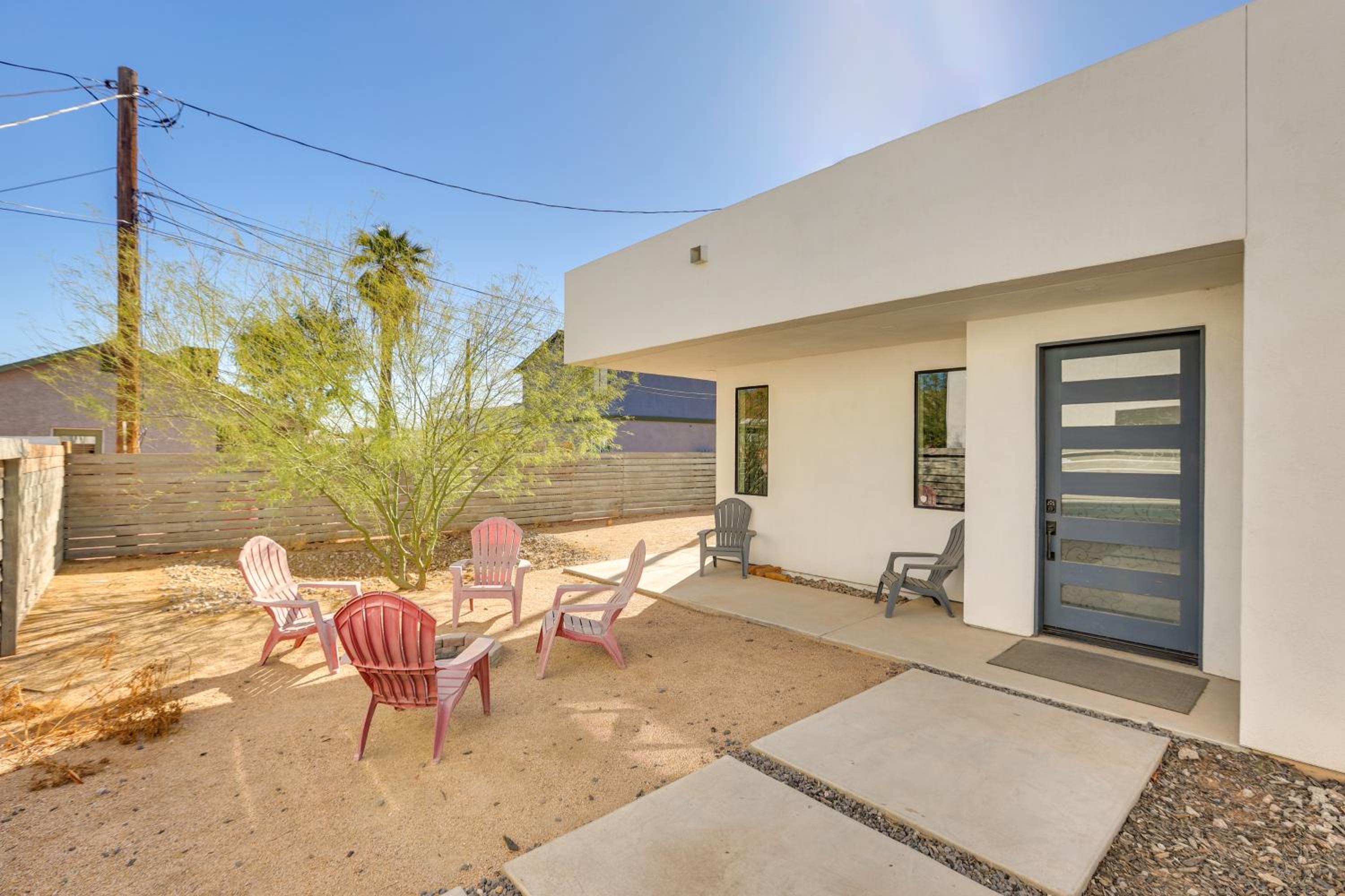 2 Mi to Dtwn Phoenix Sleek Apt with Fenced Yard!