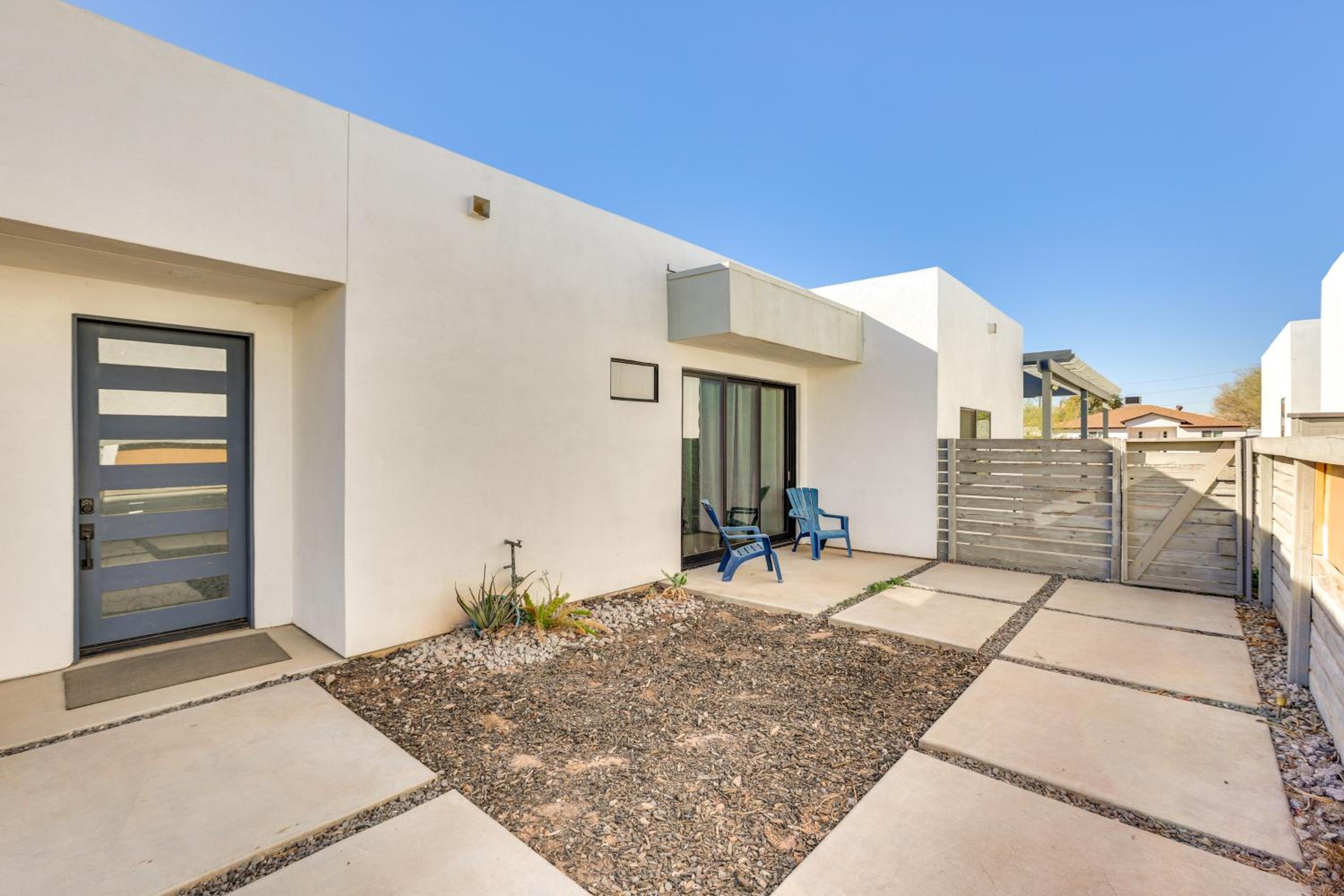 2 Mi to Dtwn Phoenix Sleek Apt with Fenced Yard!