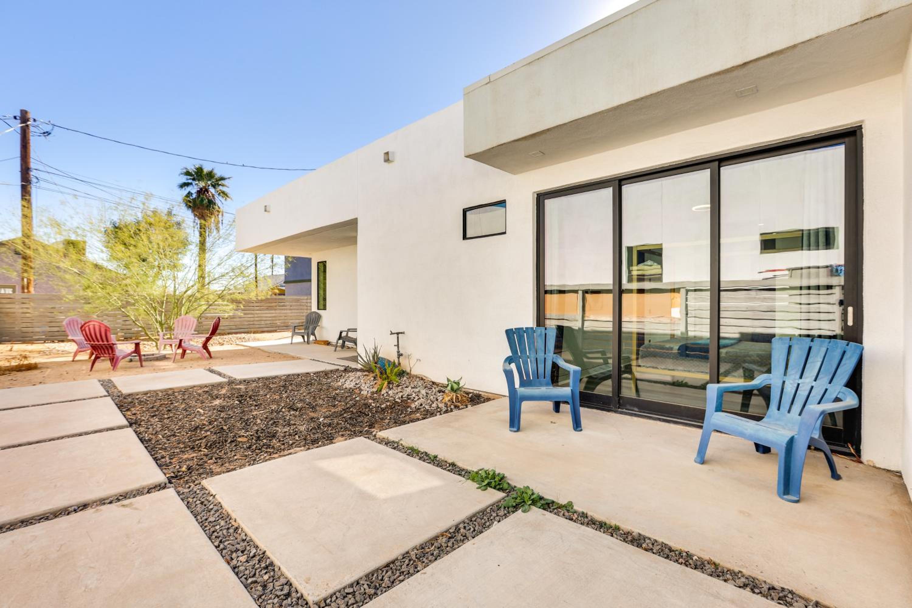 2 Mi to Dtwn Phoenix Sleek Apt with Fenced Yard!
