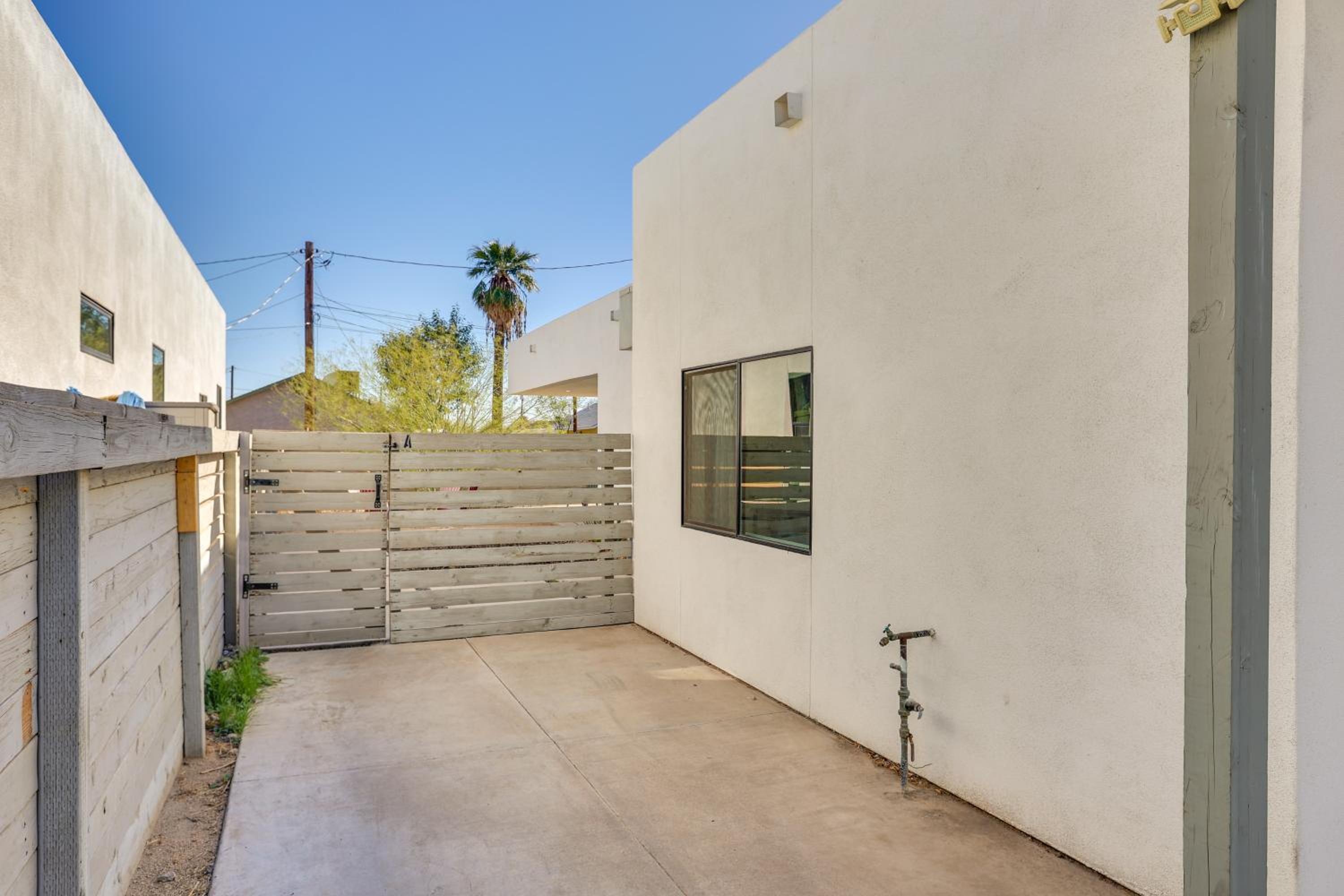2 Mi to Dtwn Phoenix Sleek Apt with Fenced Yard!