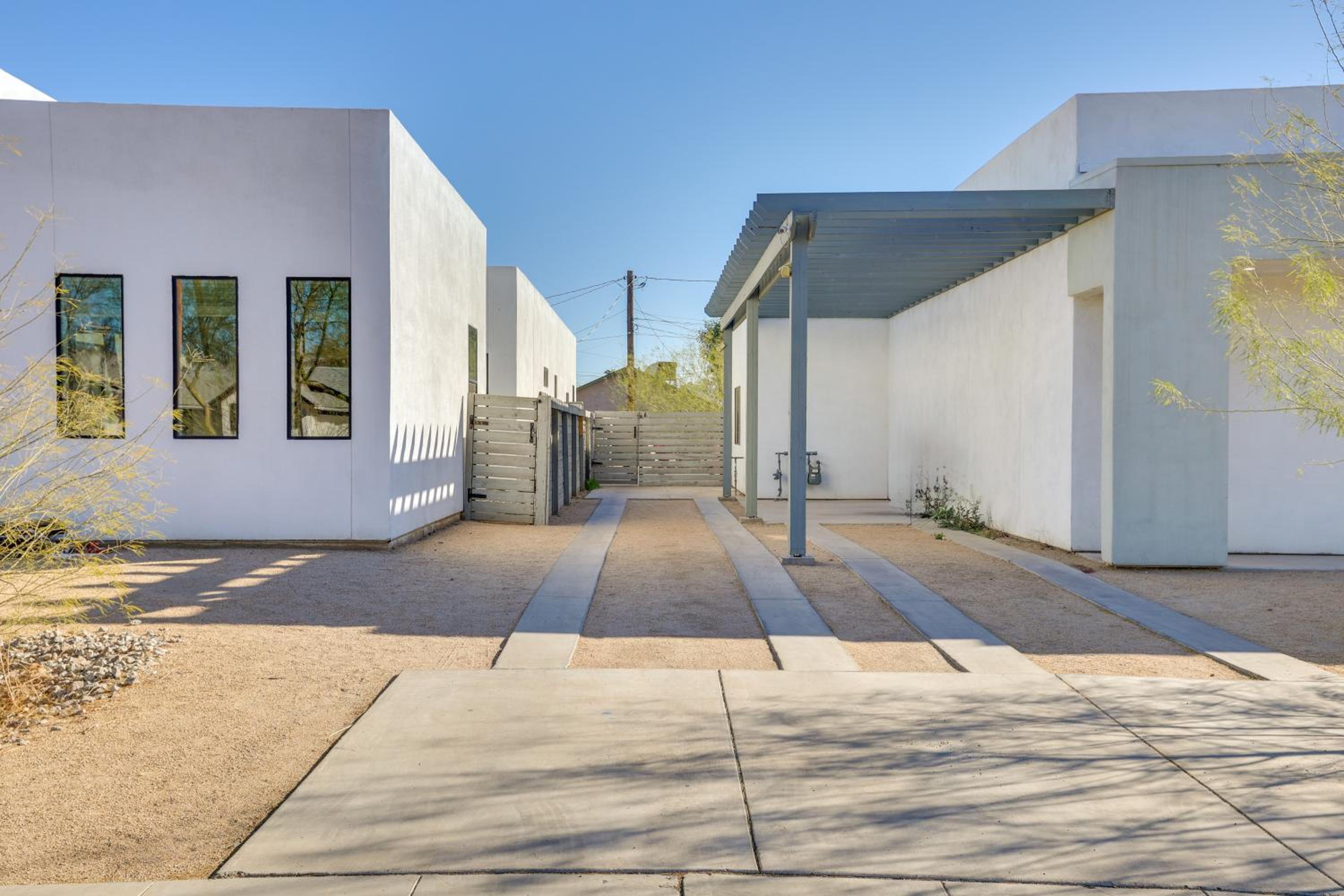 2 Mi to Dtwn Phoenix Sleek Apt with Fenced Yard!