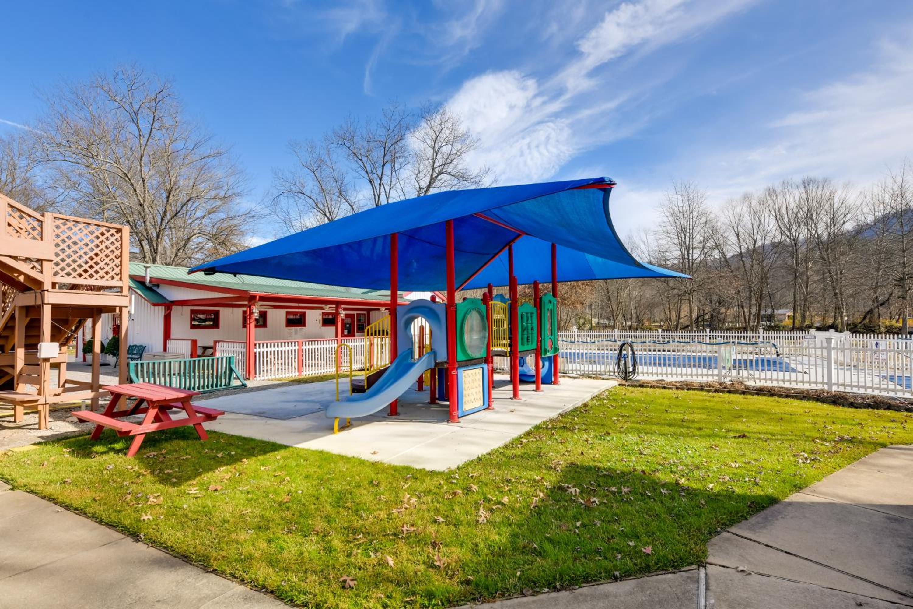 Near Trails and Slopes! Relaxed Waynesville Retreat