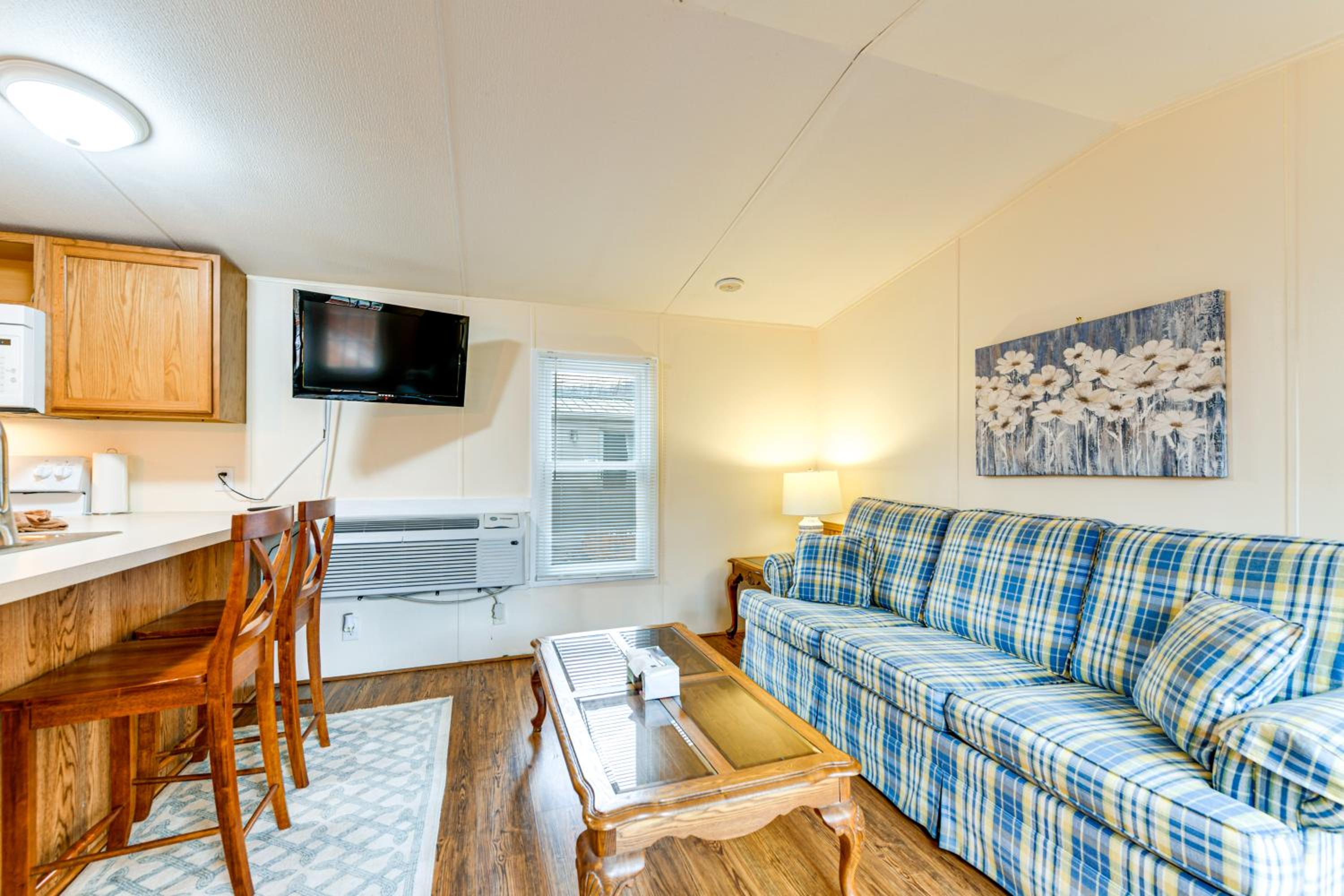 Near Trails and Slopes! Relaxed Waynesville Retreat