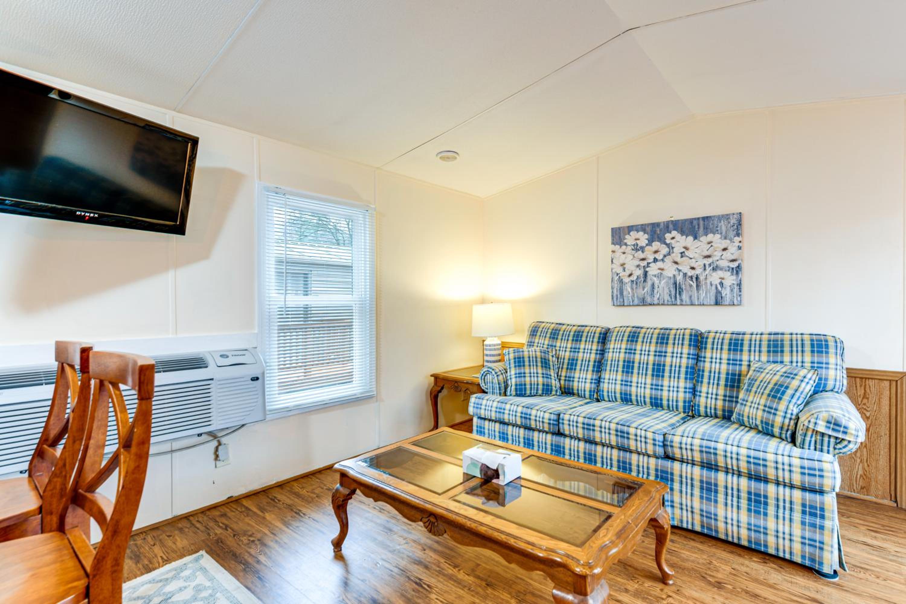Near Trails and Slopes! Relaxed Waynesville Retreat