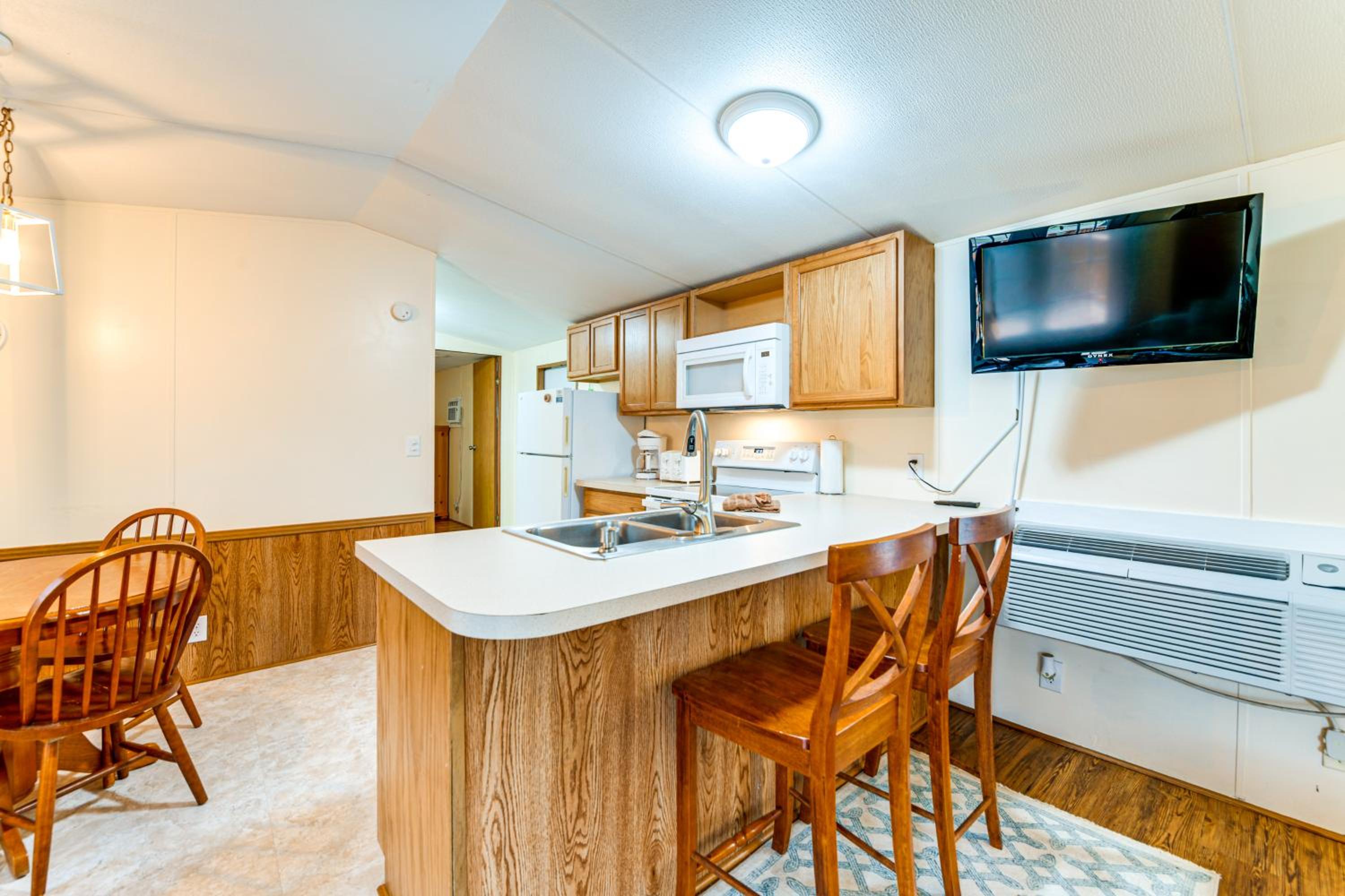 Near Trails and Slopes! Relaxed Waynesville Retreat
