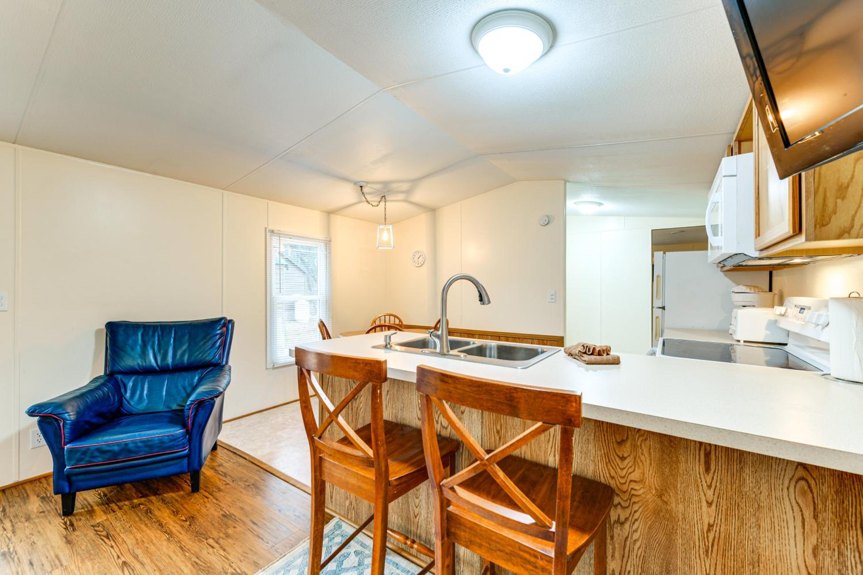 Near Trails and Slopes! Relaxed Waynesville Retreat