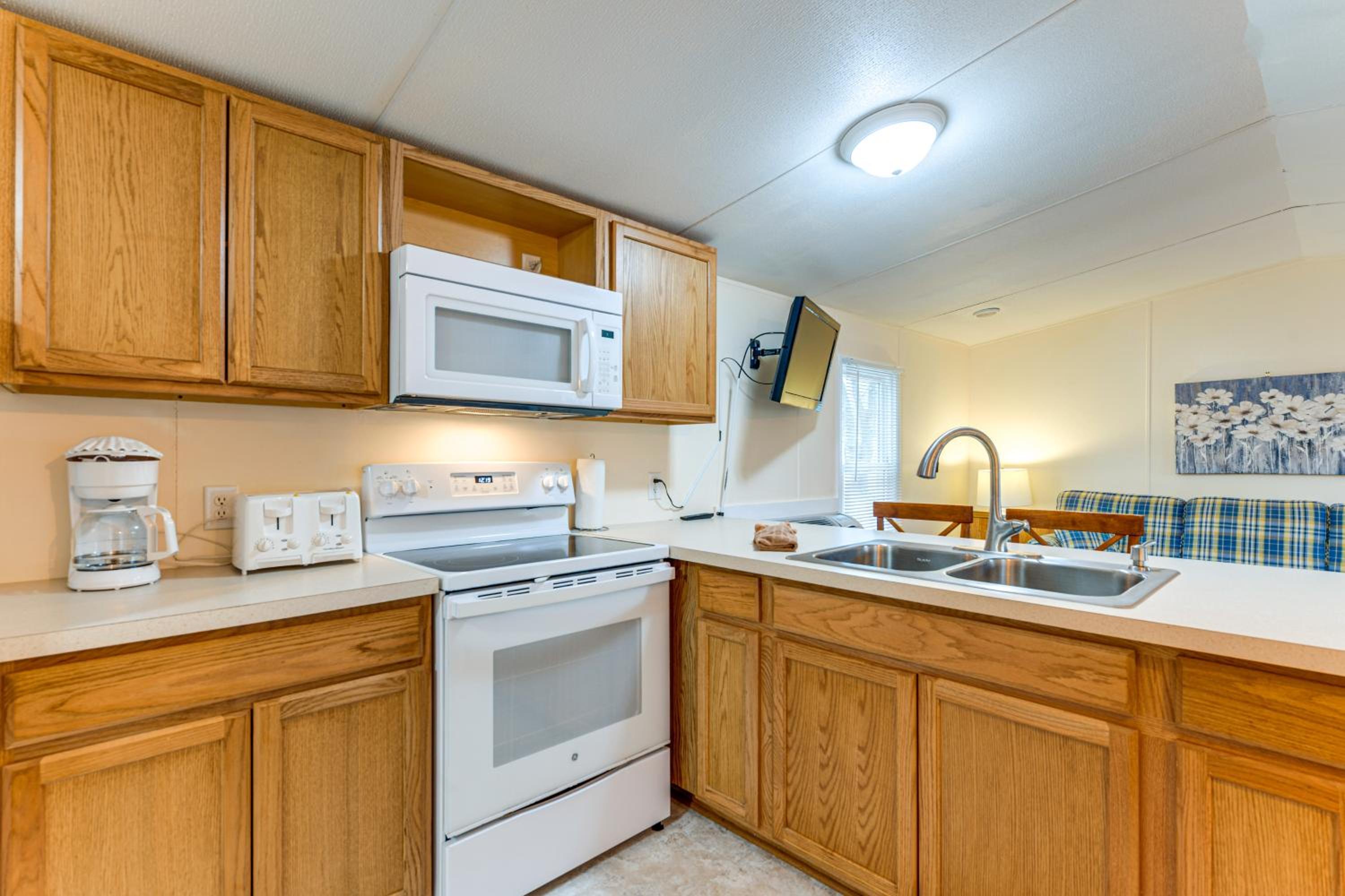 Near Trails and Slopes! Relaxed Waynesville Retreat