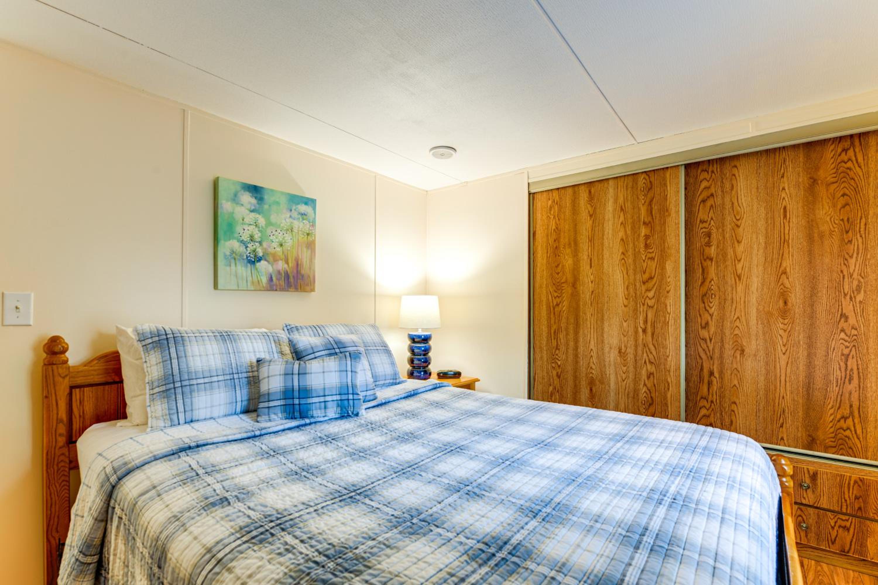 Near Trails and Slopes! Relaxed Waynesville Retreat