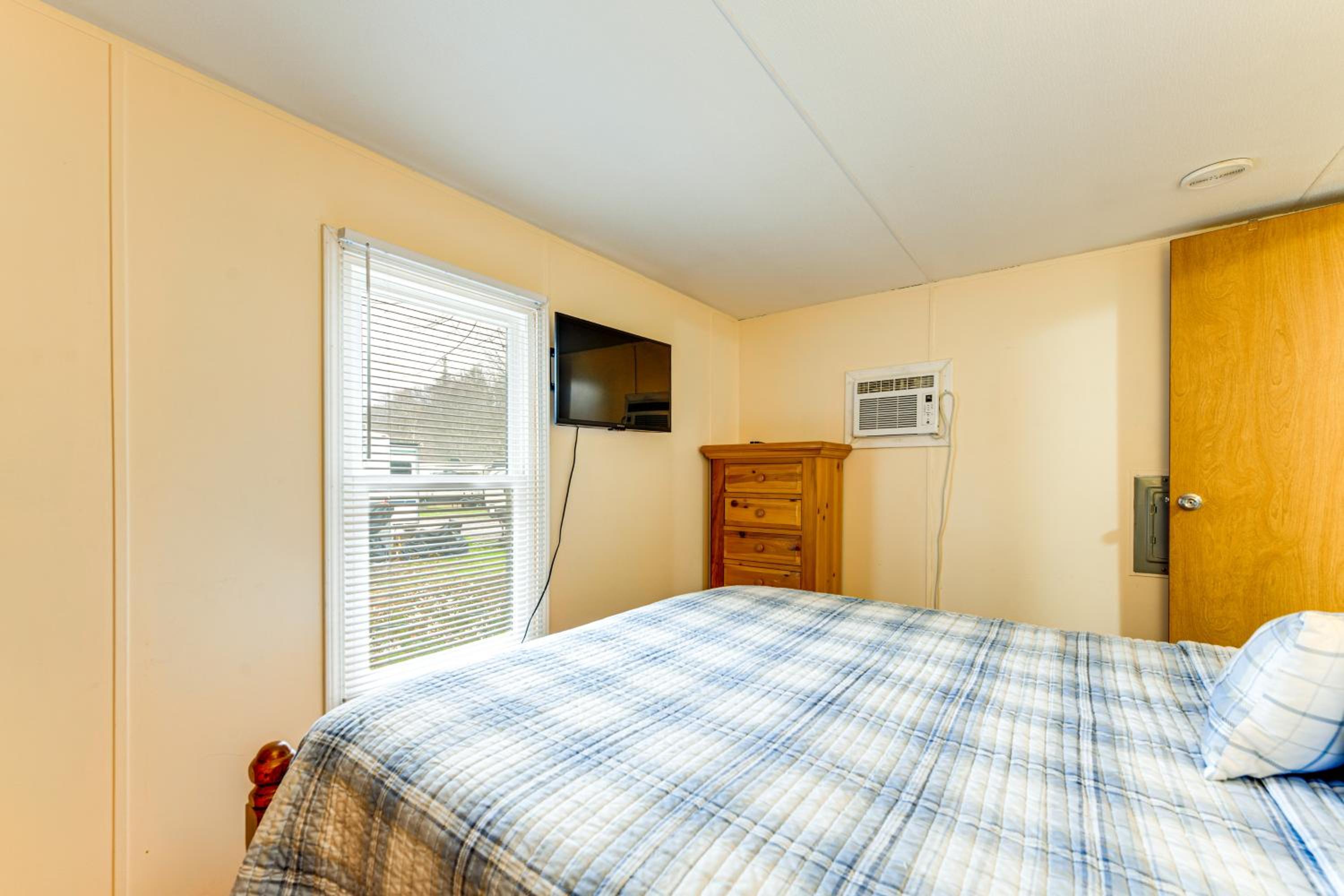 Near Trails and Slopes! Relaxed Waynesville Retreat