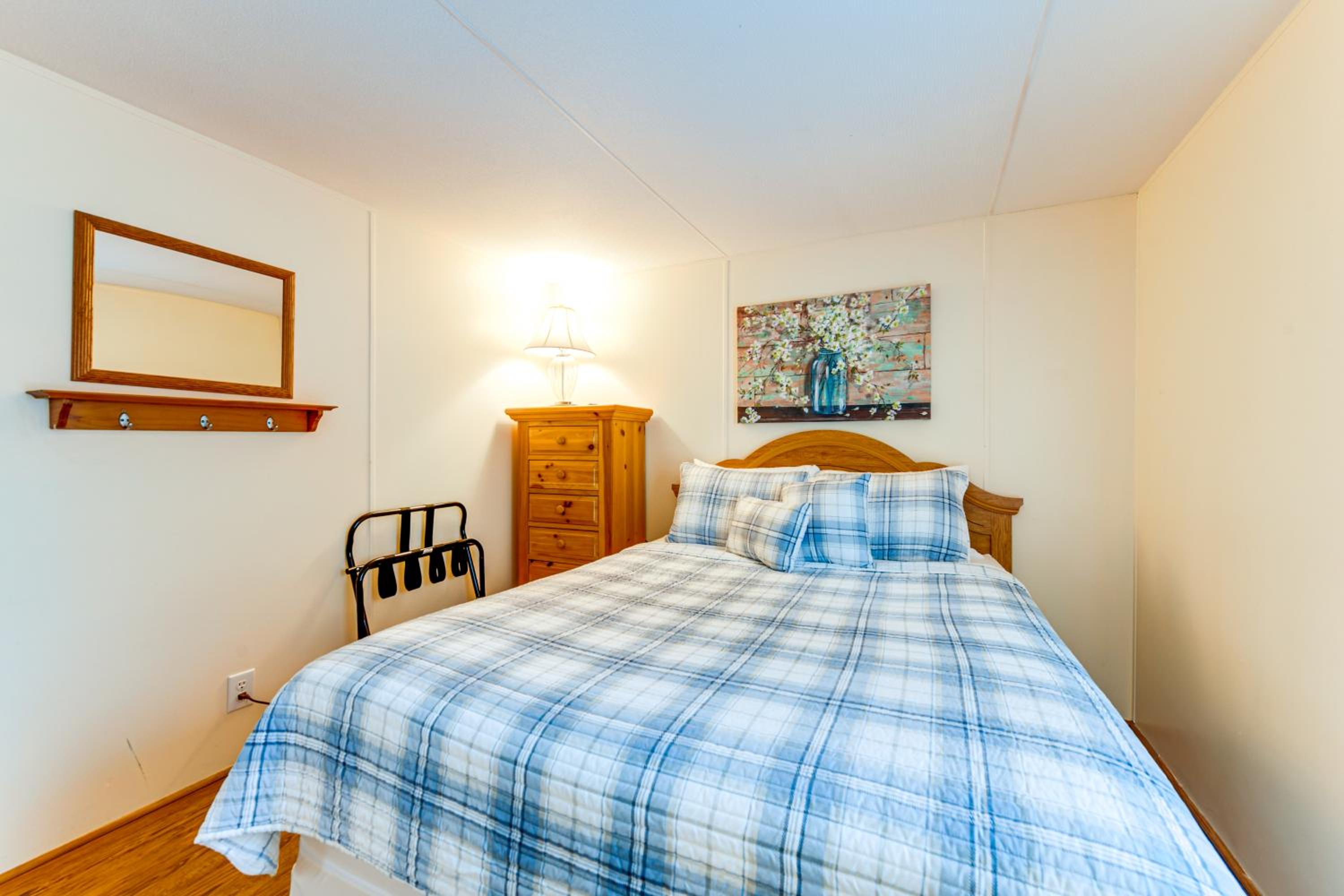 Near Trails and Slopes! Relaxed Waynesville Retreat