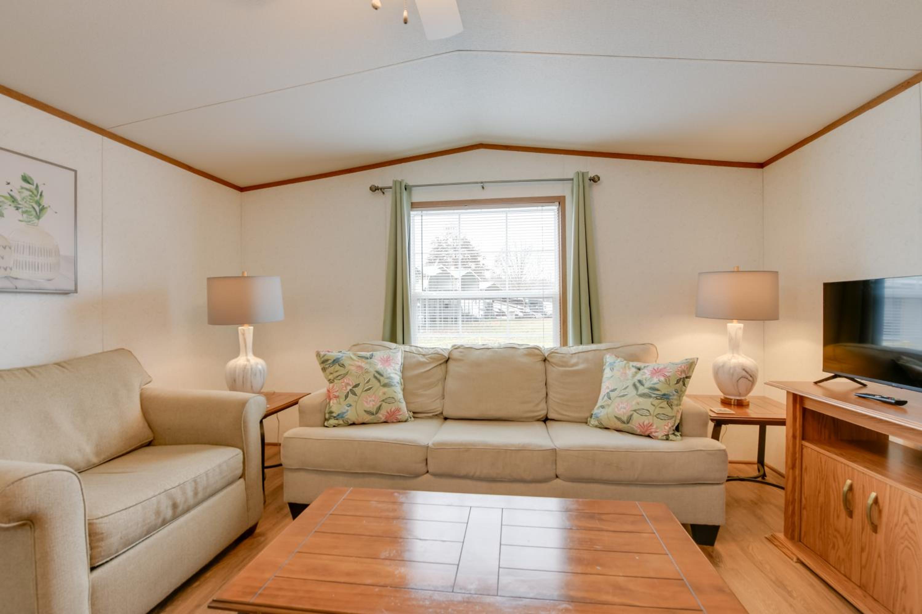 Mtn-View Adventure Hub! Waynesville Home with Perks