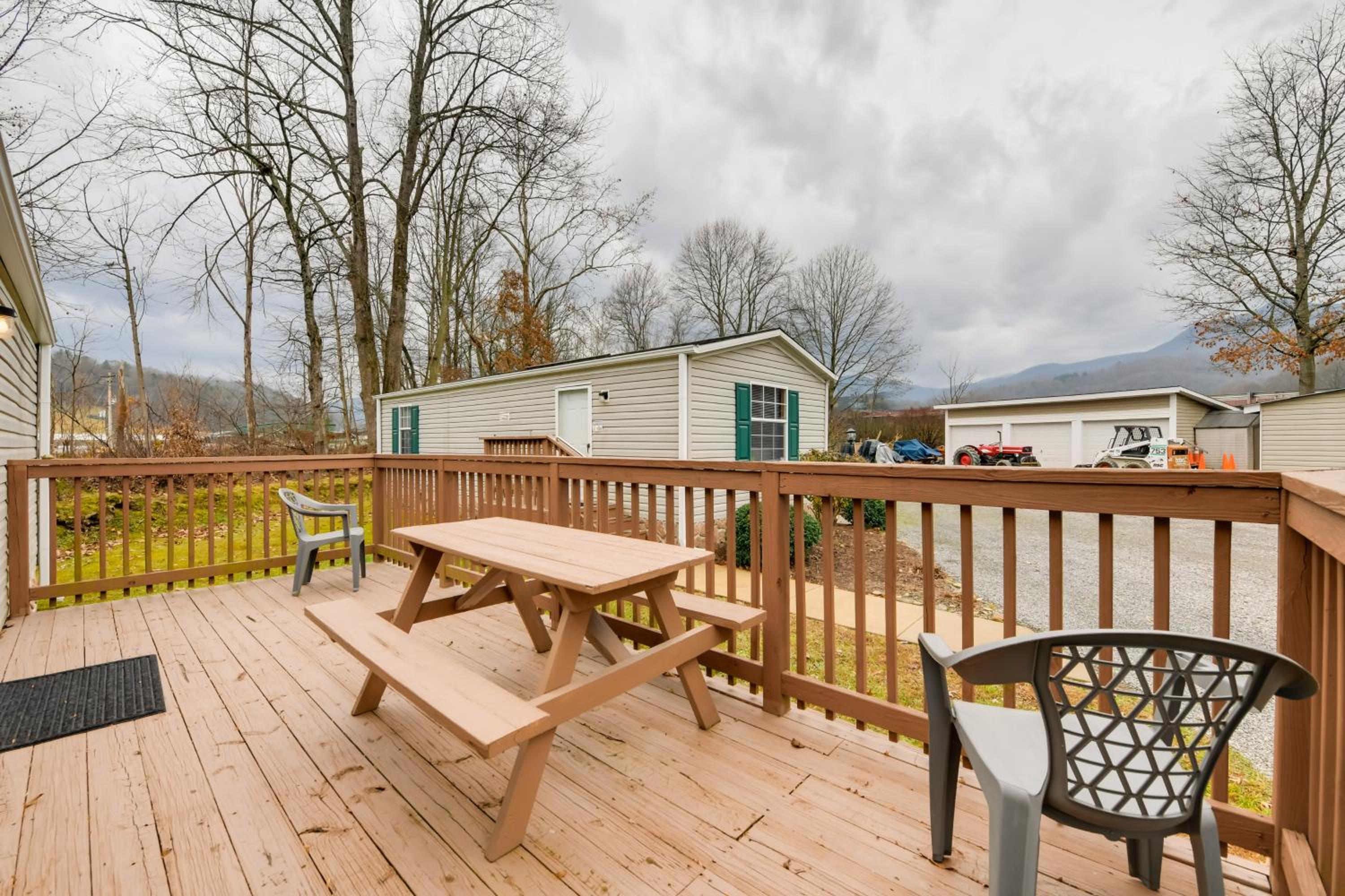 Mtn-View Adventure Hub! Waynesville Home with Perks