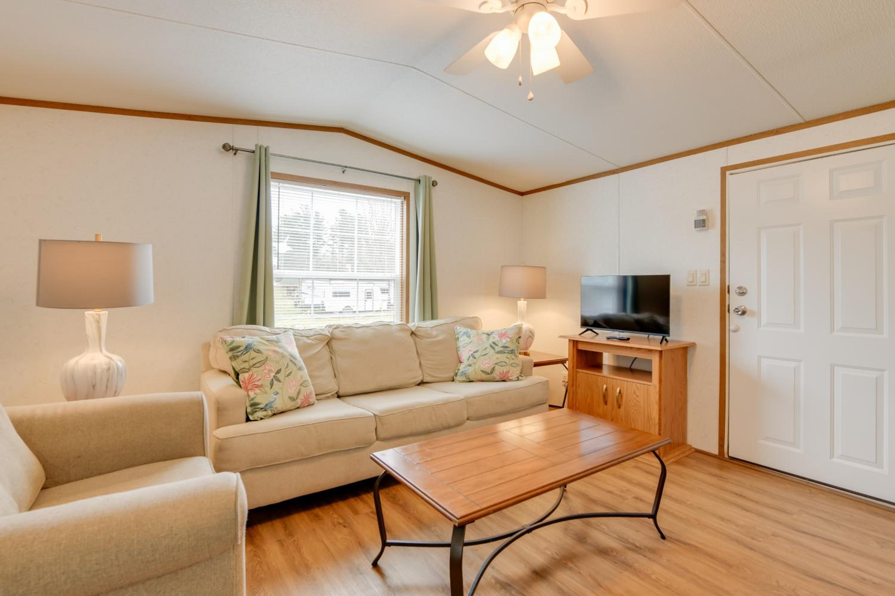 Mtn-View Adventure Hub! Waynesville Home with Perks