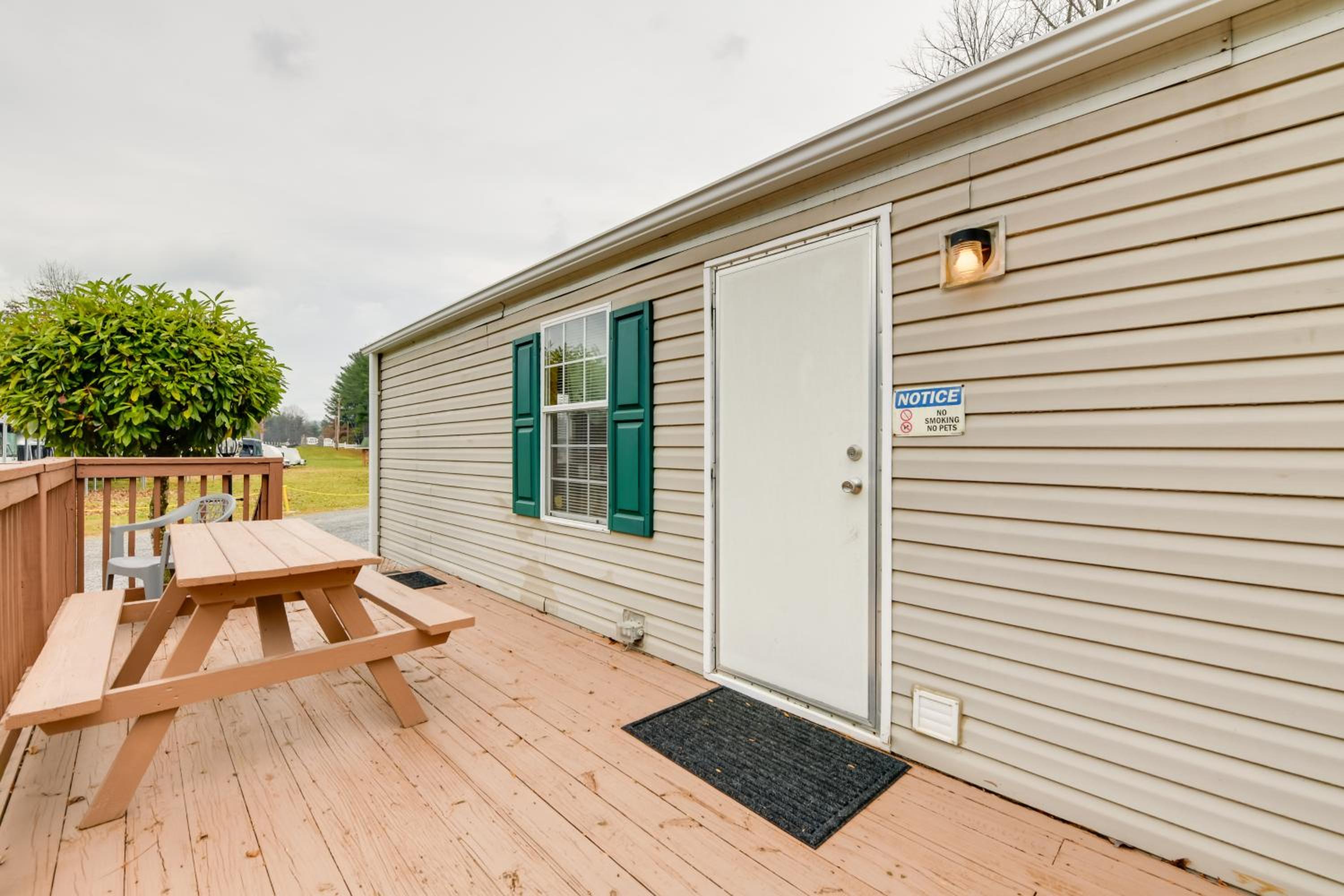 Mtn-View Adventure Hub! Waynesville Home with Perks