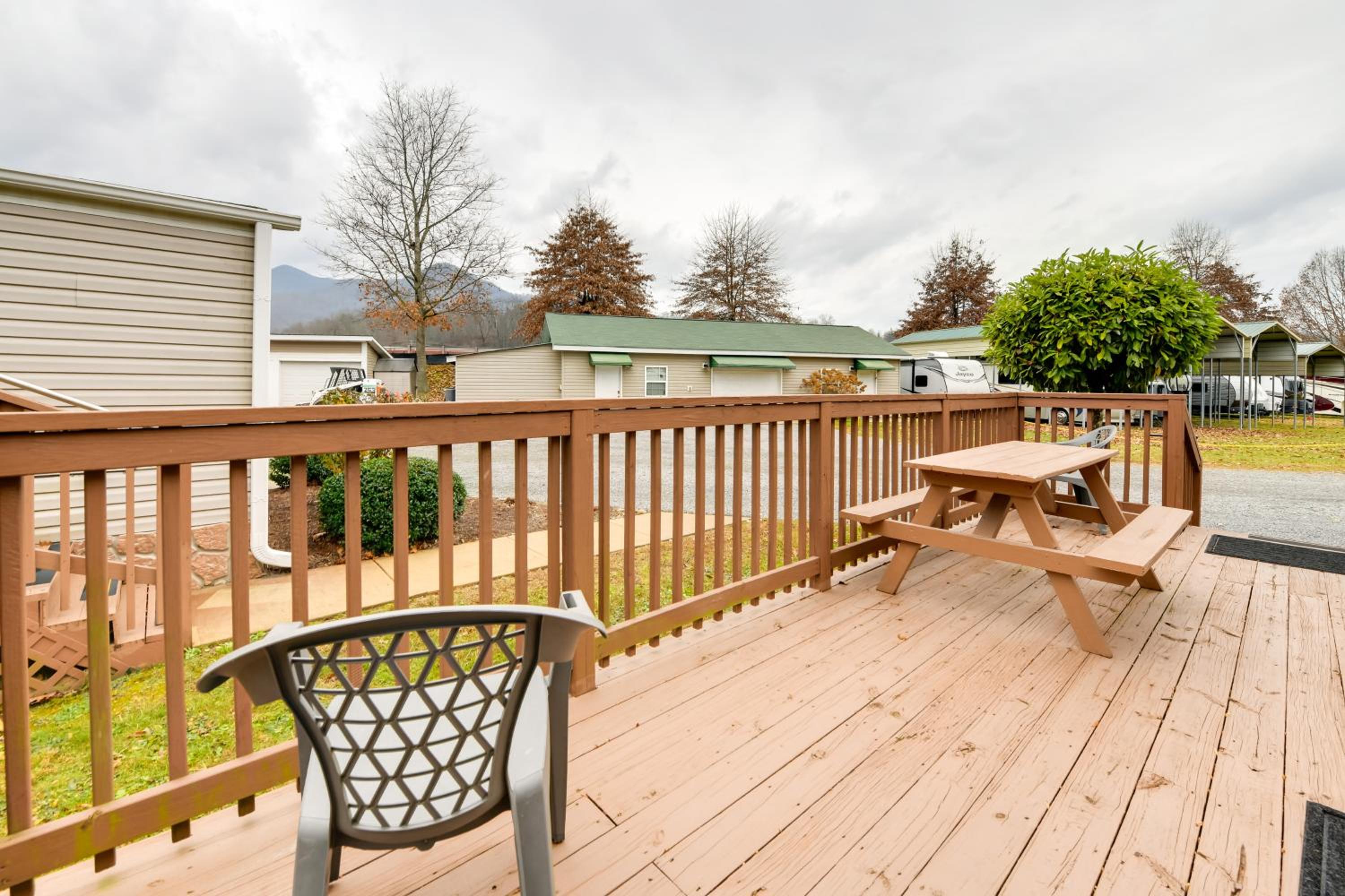 Mtn-View Adventure Hub! Waynesville Home with Perks