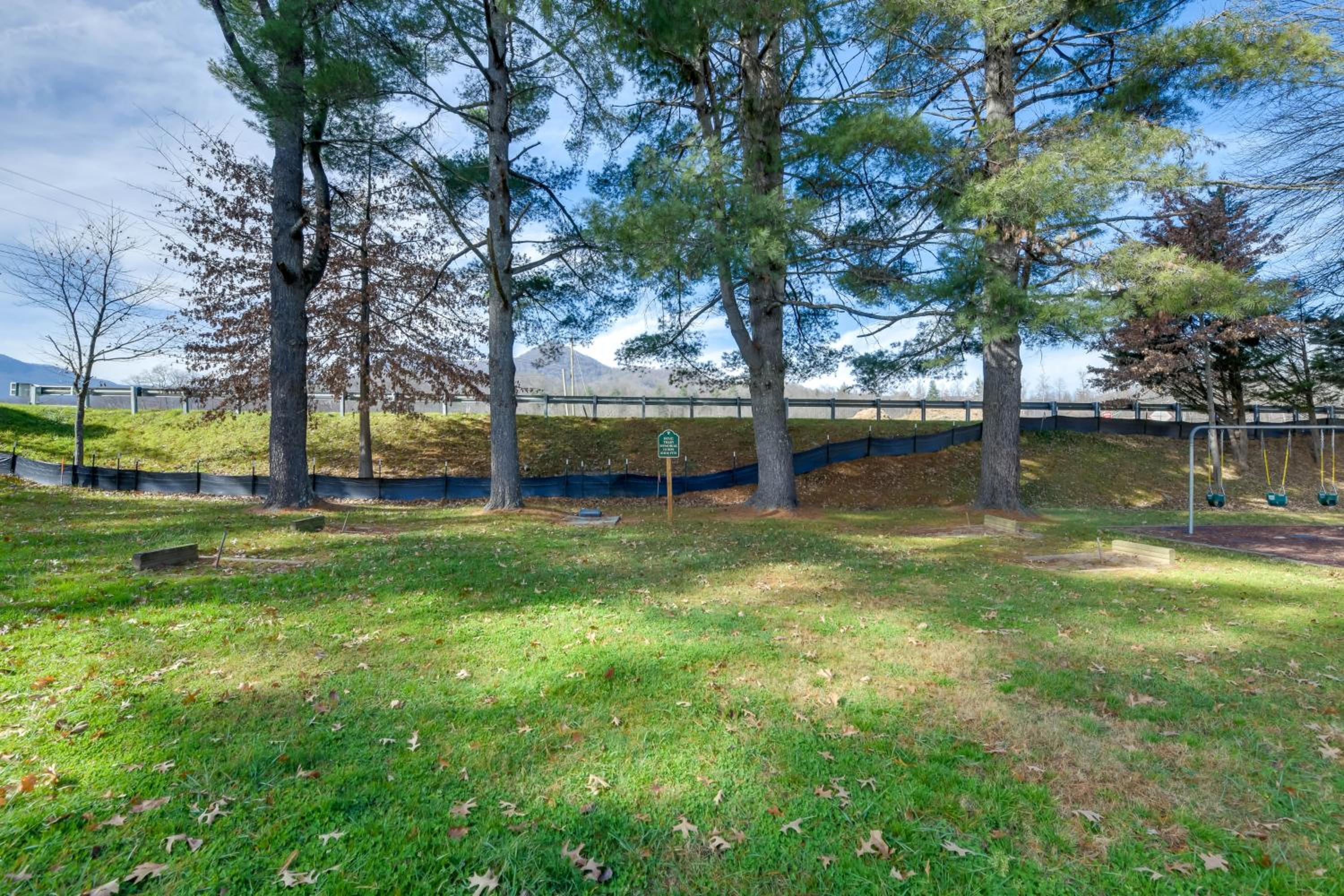 Mtn-View Adventure Hub! Waynesville Home with Perks