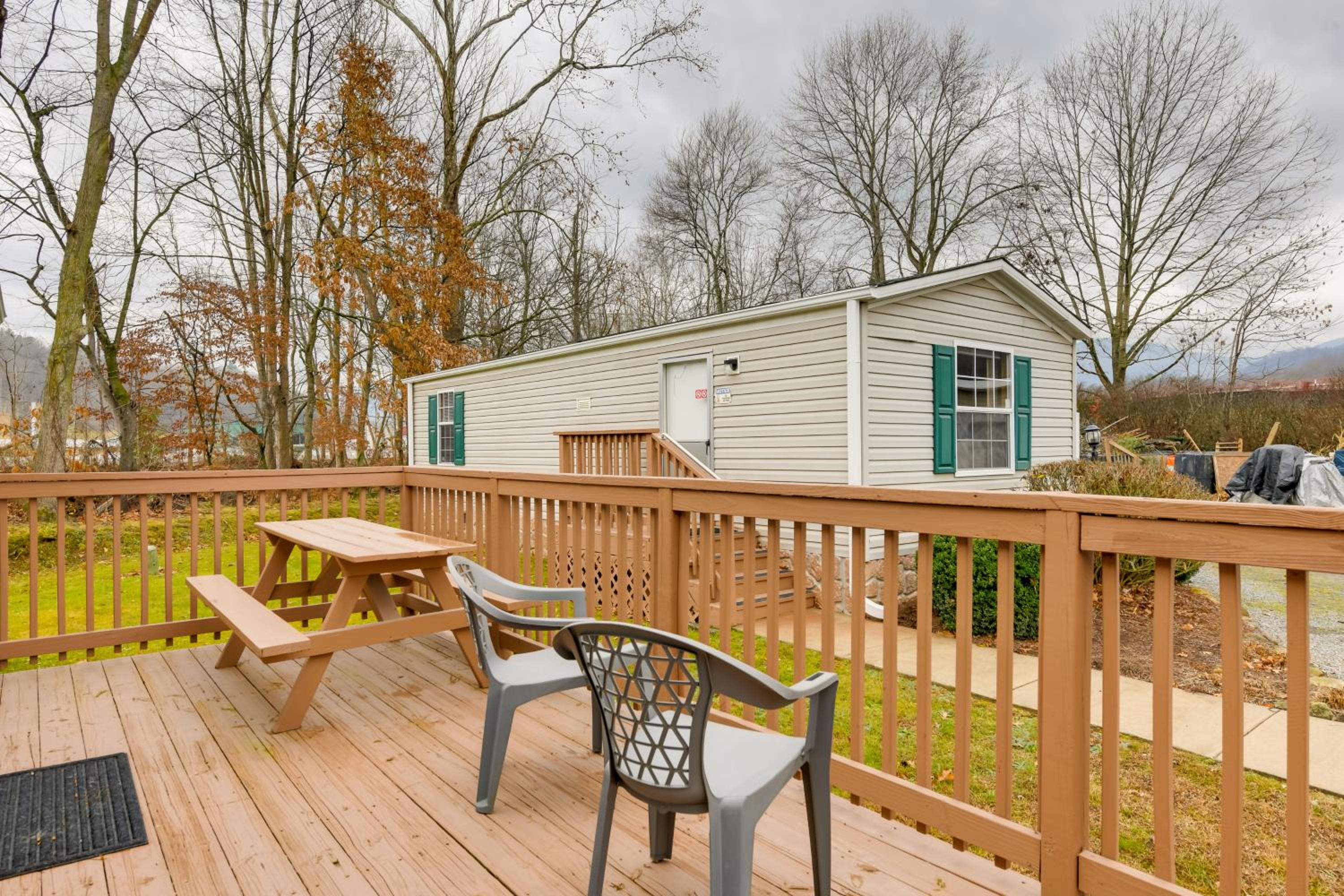 Blue Ridge Base Camp Resort Cabin in Waynesville