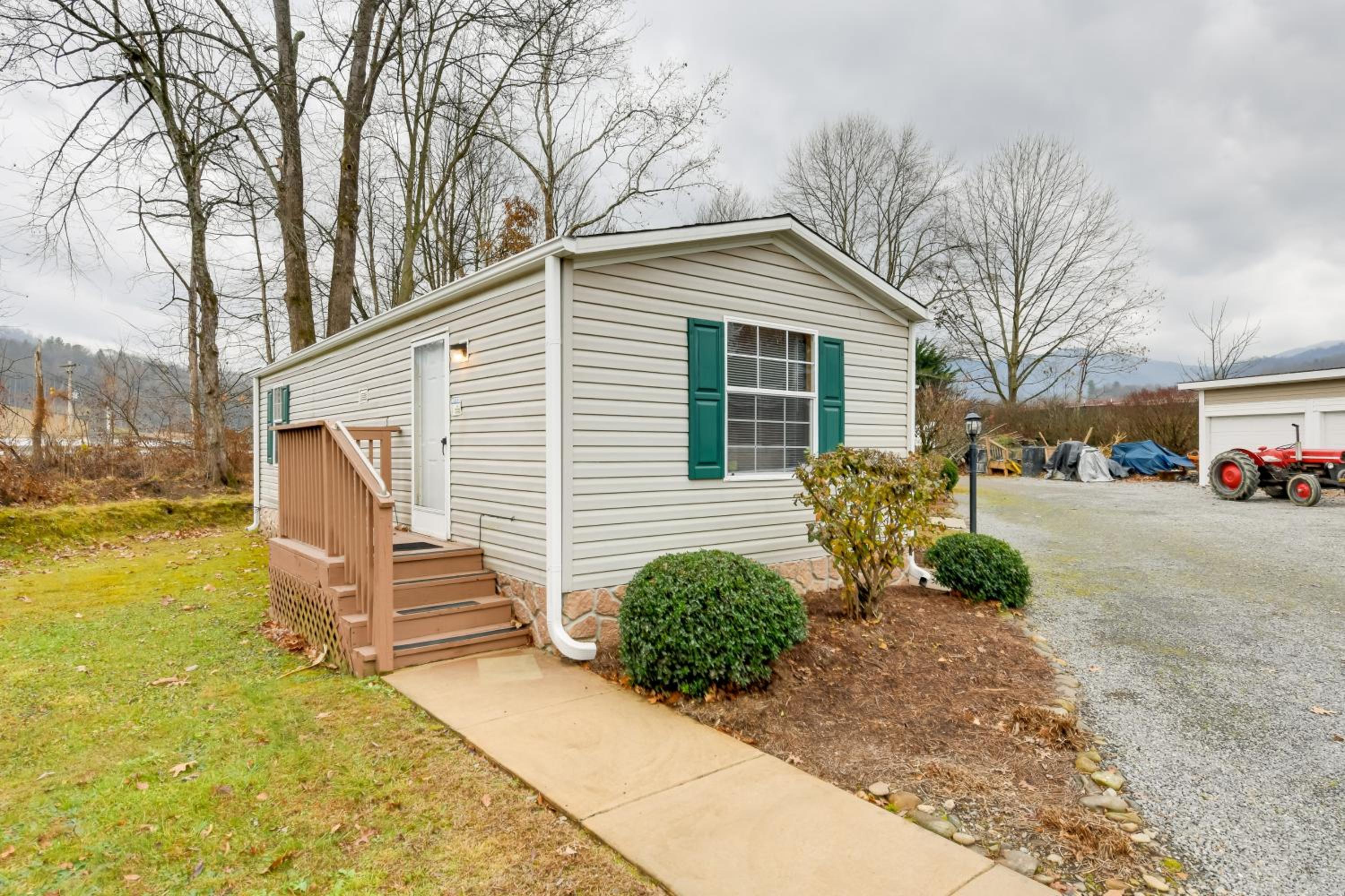 Blue Ridge Base Camp Resort Cabin in Waynesville