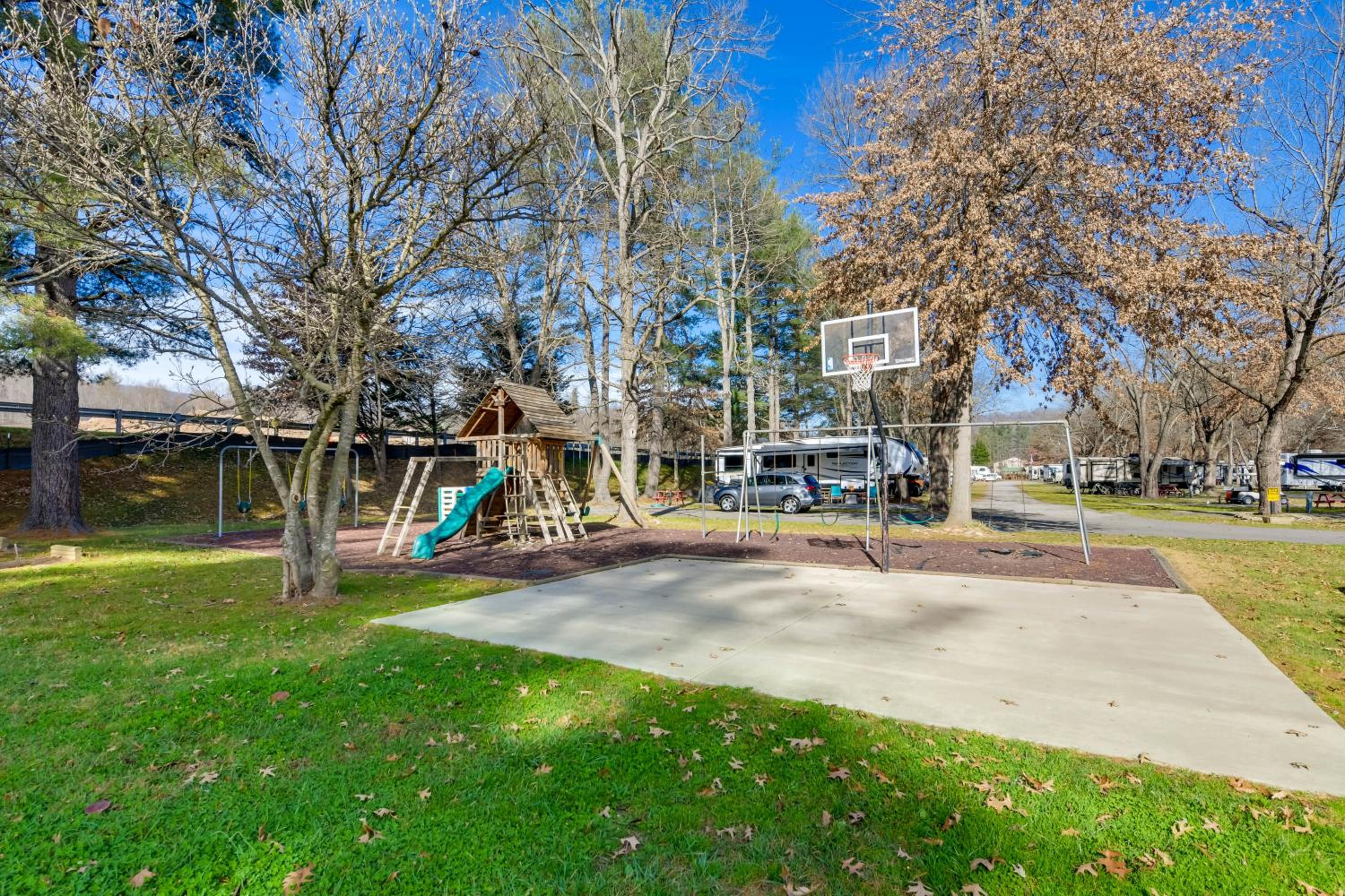 Blue Ridge Base Camp Resort Cabin in Waynesville