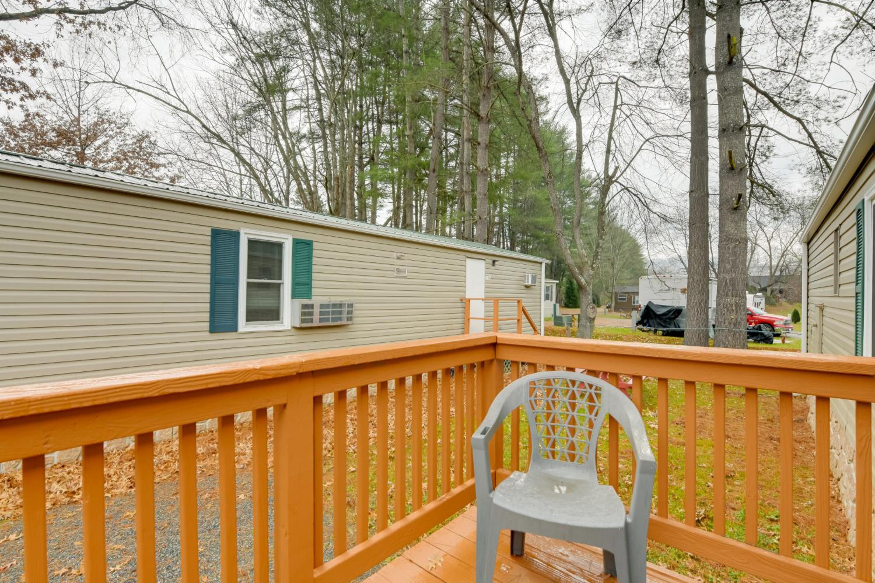 13 Mi to Slopes! Group-Friendly Blue Ridge Retreat