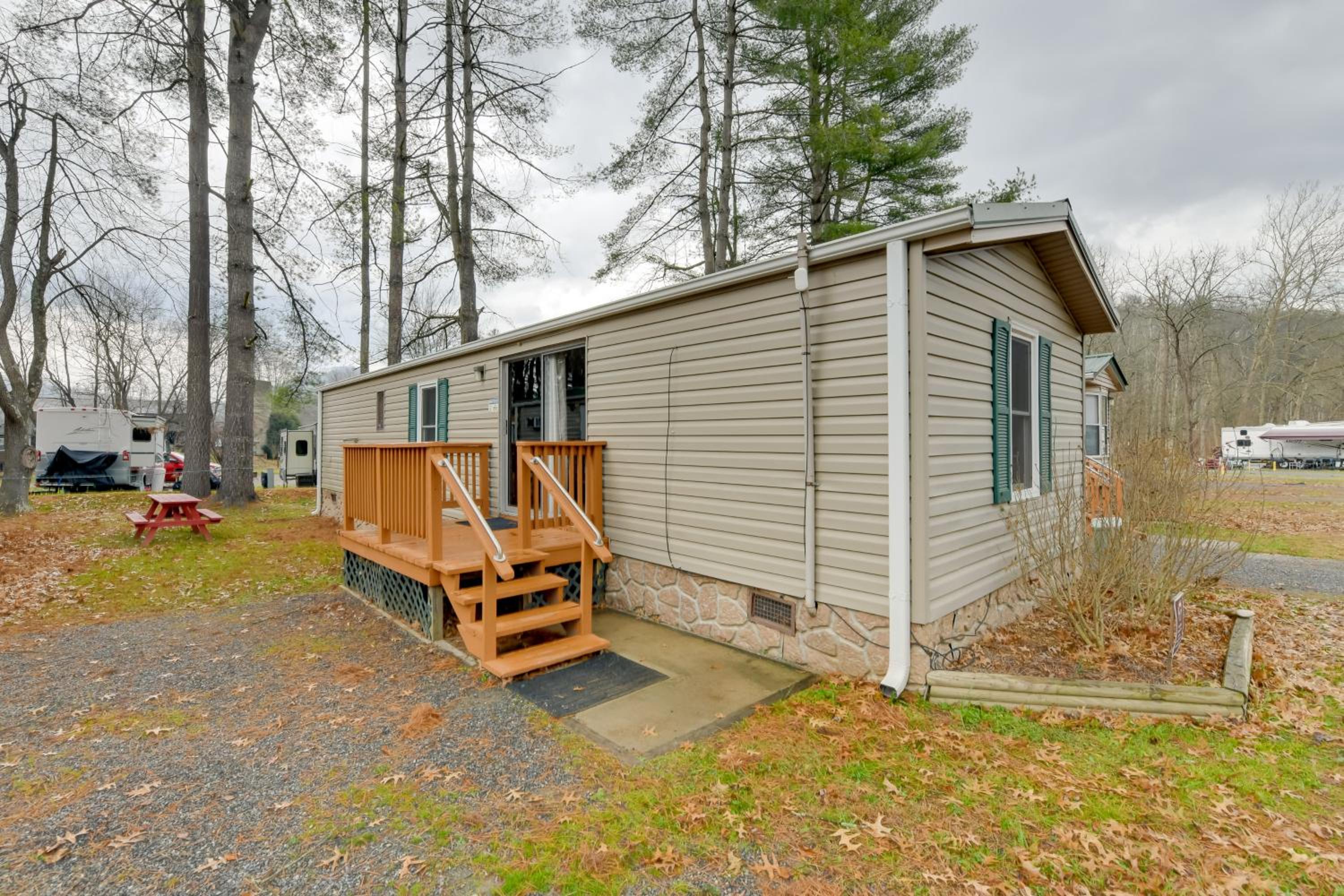 13 Mi to Slopes! Group-Friendly Blue Ridge Retreat