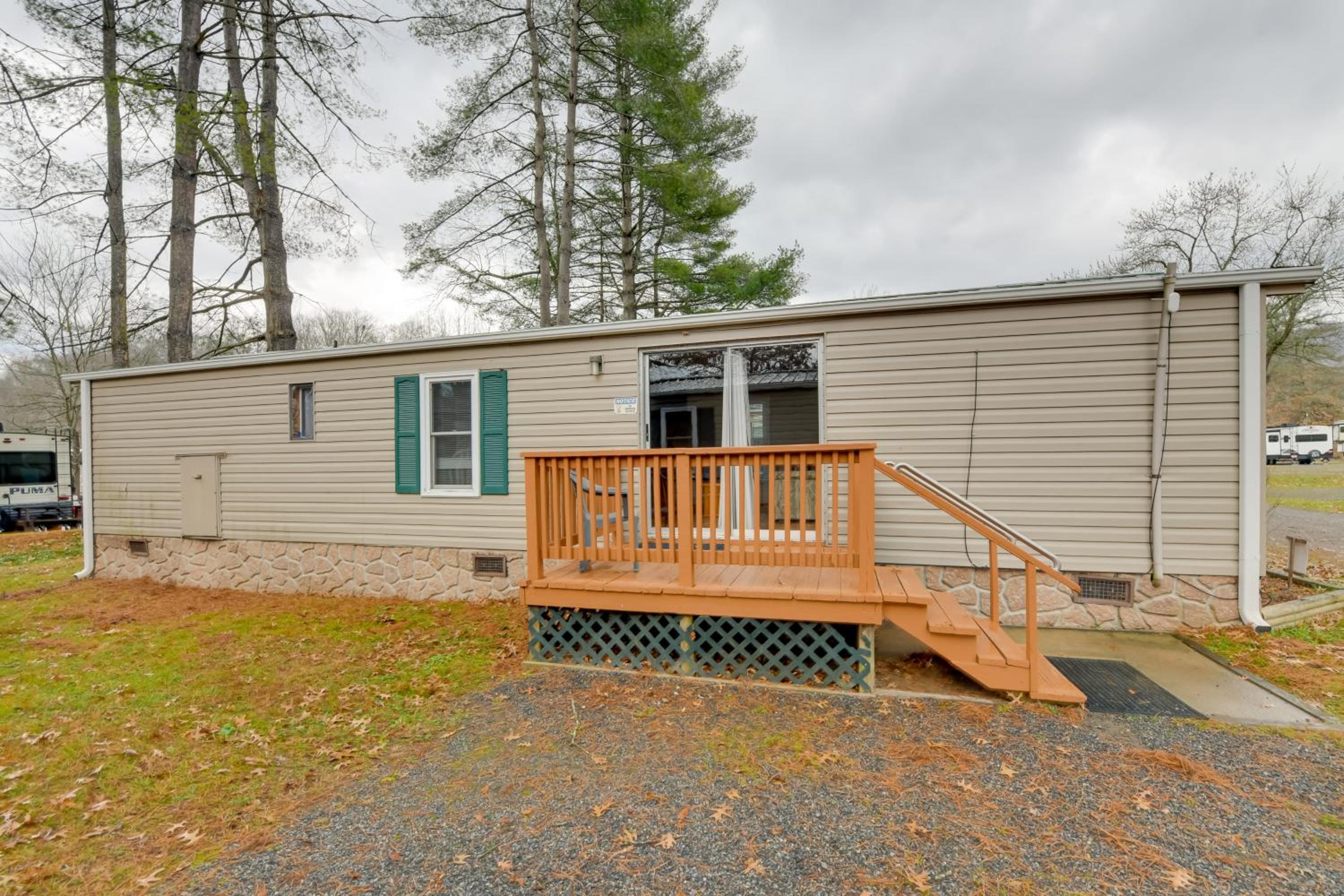 13 Mi to Slopes! Group-Friendly Blue Ridge Retreat